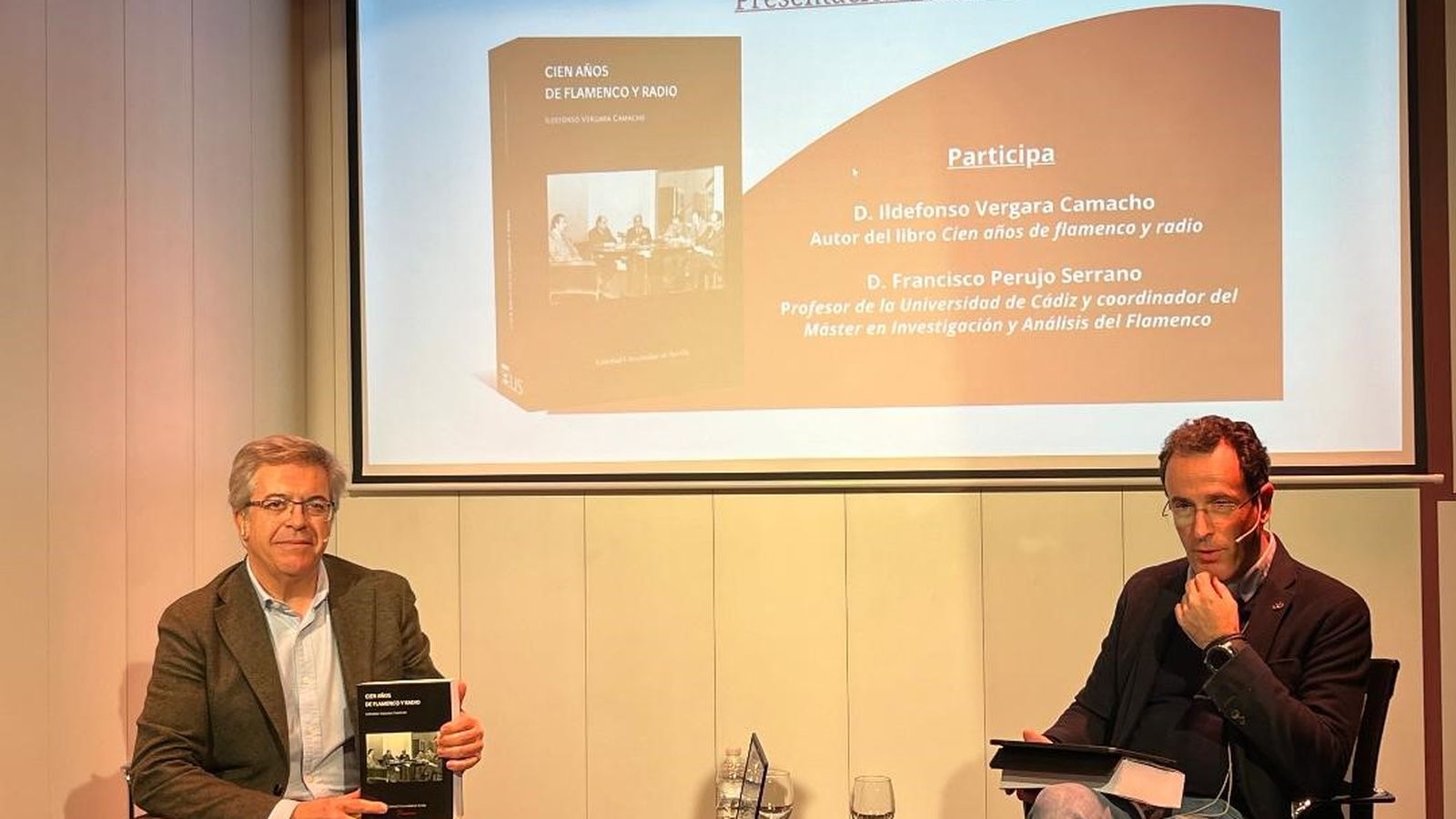 El autor del libro, Ildefonso Vergara, con Francisco Perujo durante la presentación.