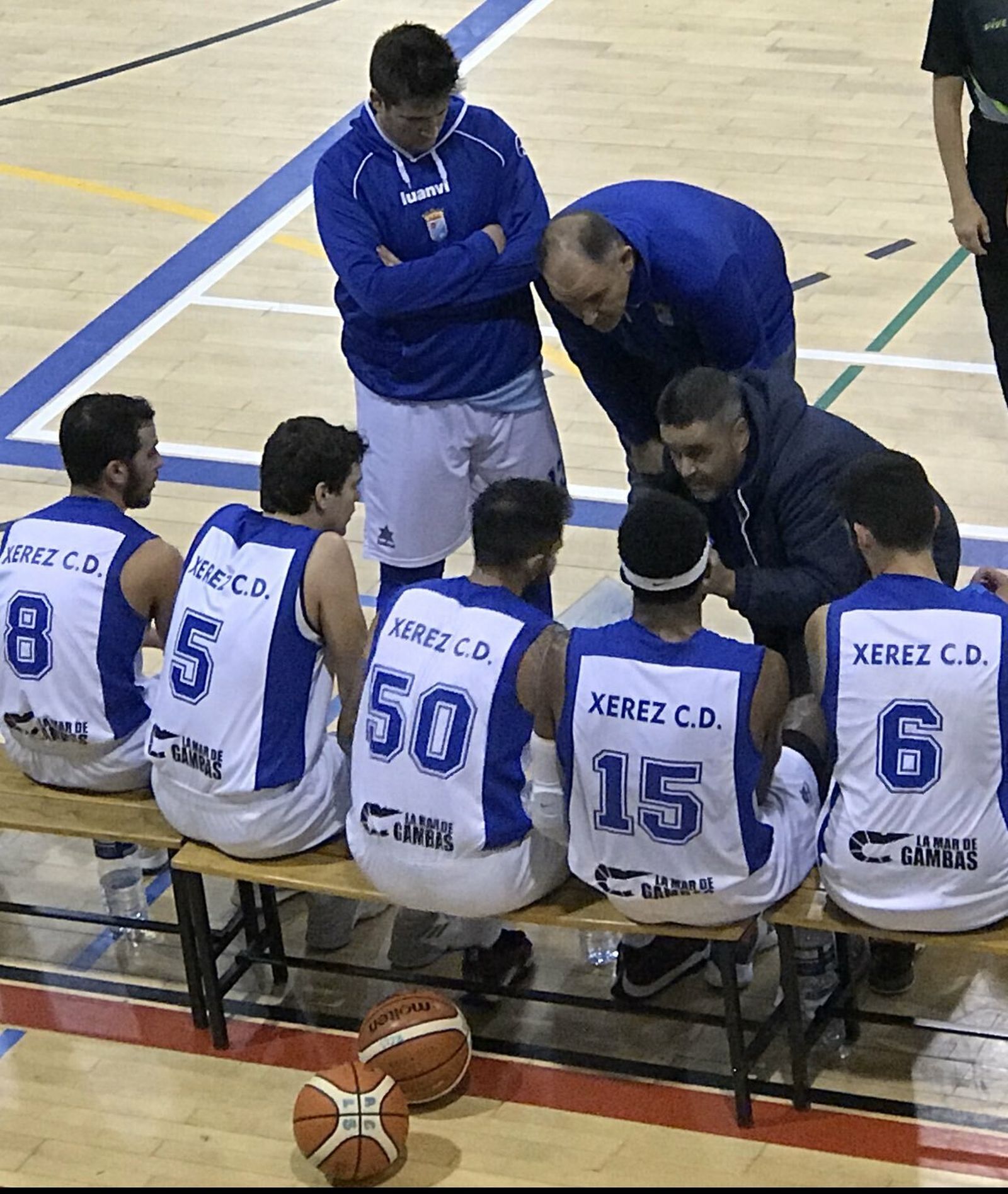 José María Berenguer, entrenador del Baloncesto Xerez CD, dando instrucciones en un tiempo muerto.