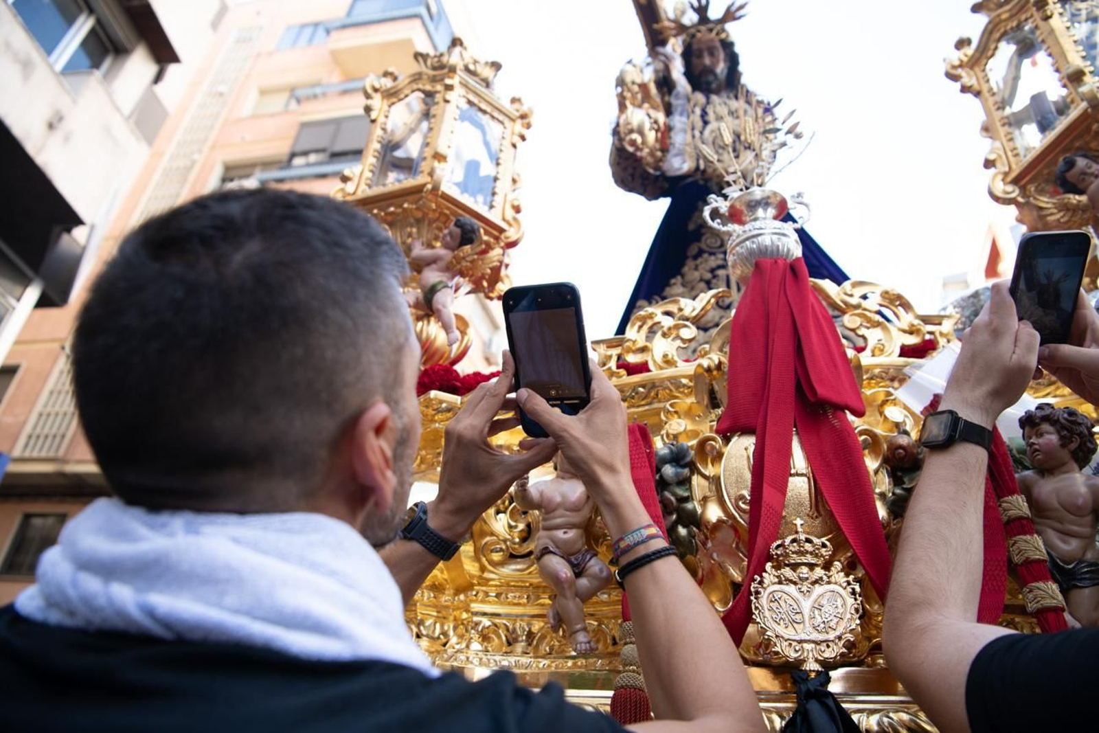 El pueblo de Jaén abraza con solemnidad a El Abuelo en la Magna, en imágenes