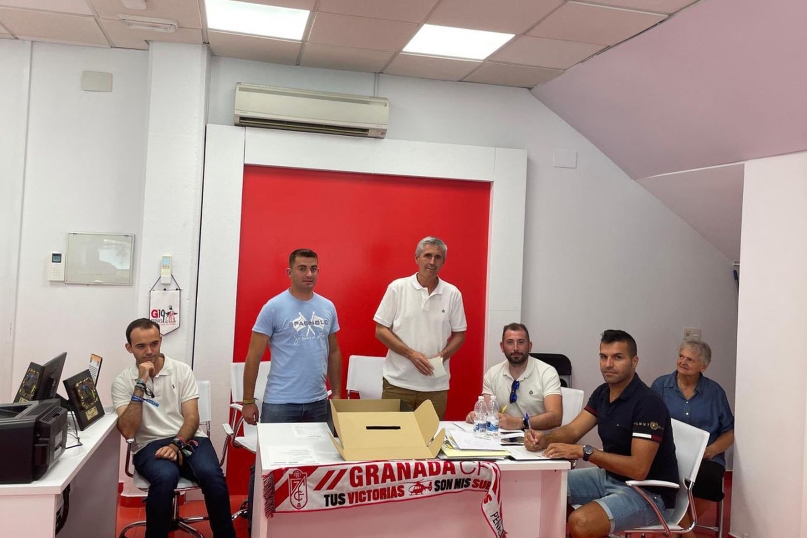Miguel Lucena y José Valcárcel, en el centro de la foto tras la votación.