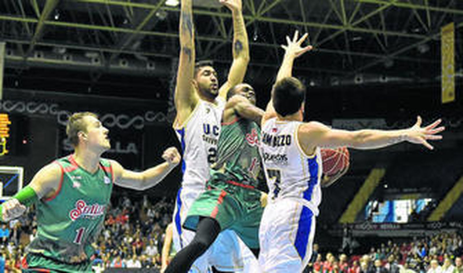 Anderson trata de finalizar una penetración frente a Lima y Campazzo, bajo la mirada de Balvin.