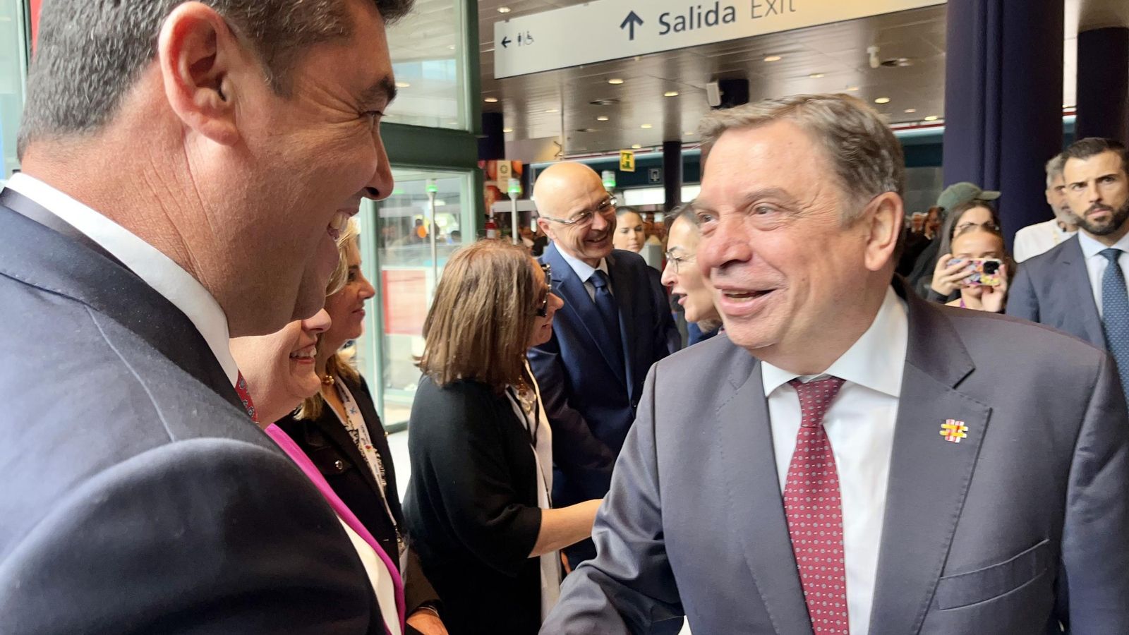 El ministro de Agricultura, Luis Planas, junto al presidente de Freshuelva, Francisco José Gómez, durante la inauguración de Fruit Attraction. El ministro de Agricultura, Luis Planas, junto al presidente de Freshuelva, Francisco José Gómez, durante la inauguración de Fruit Attraction.