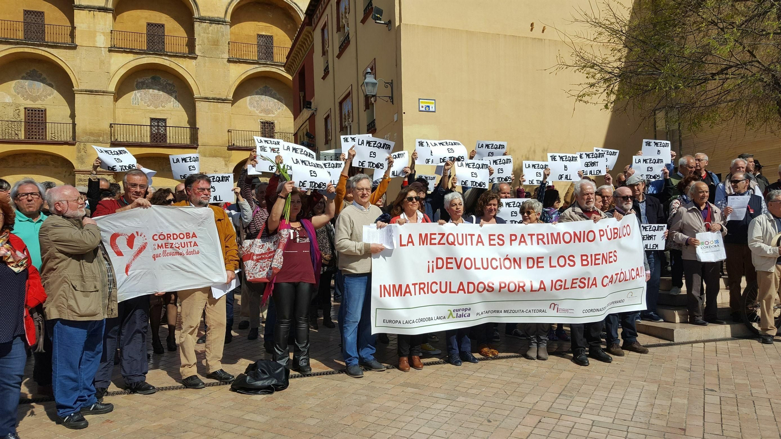 Concentración de Europa Laica en la Puerta del Puente. Concentración de Europa Laica en la Puerta del Puente.