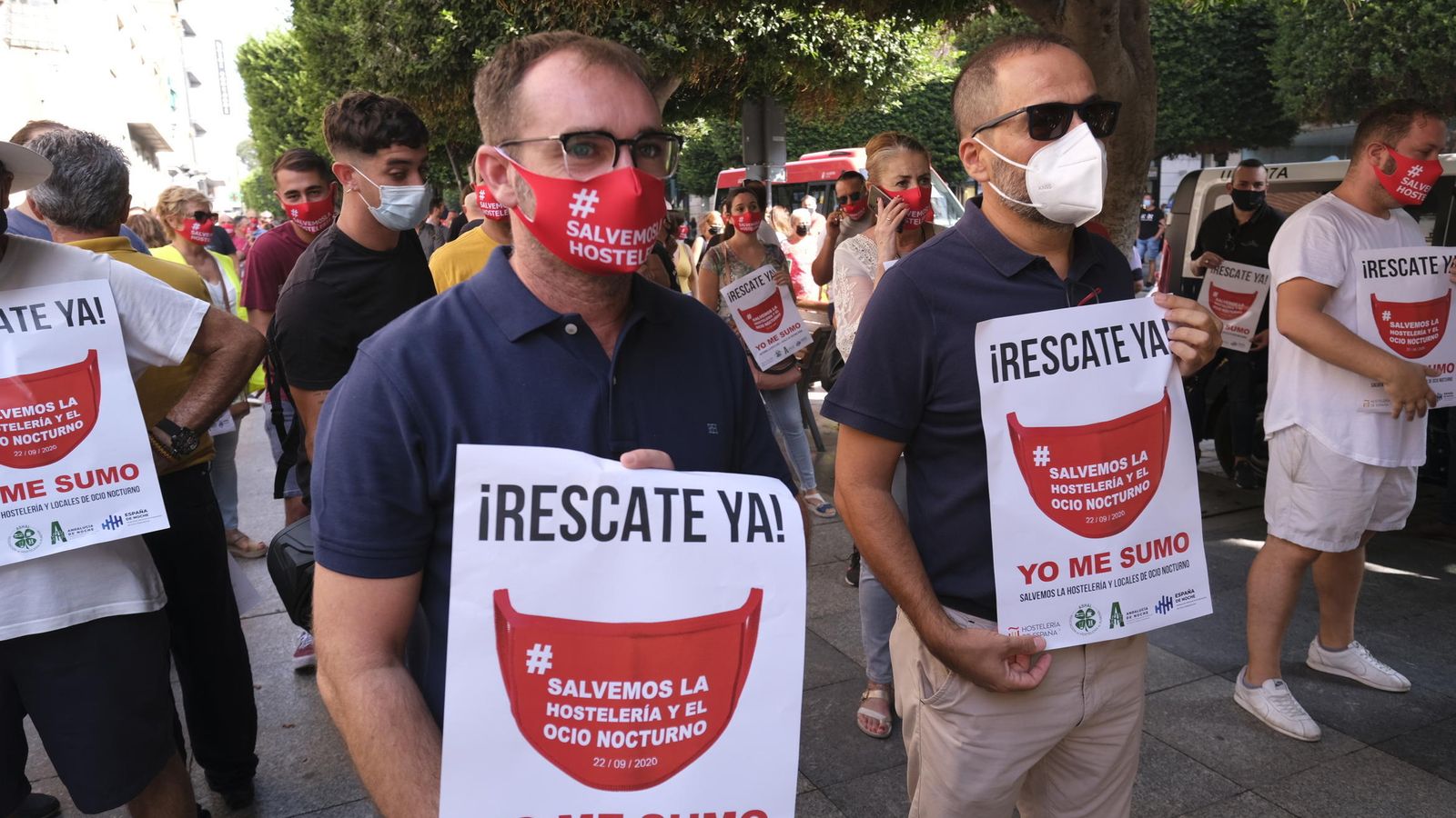 Manifestantes en el Paseo de Almería.