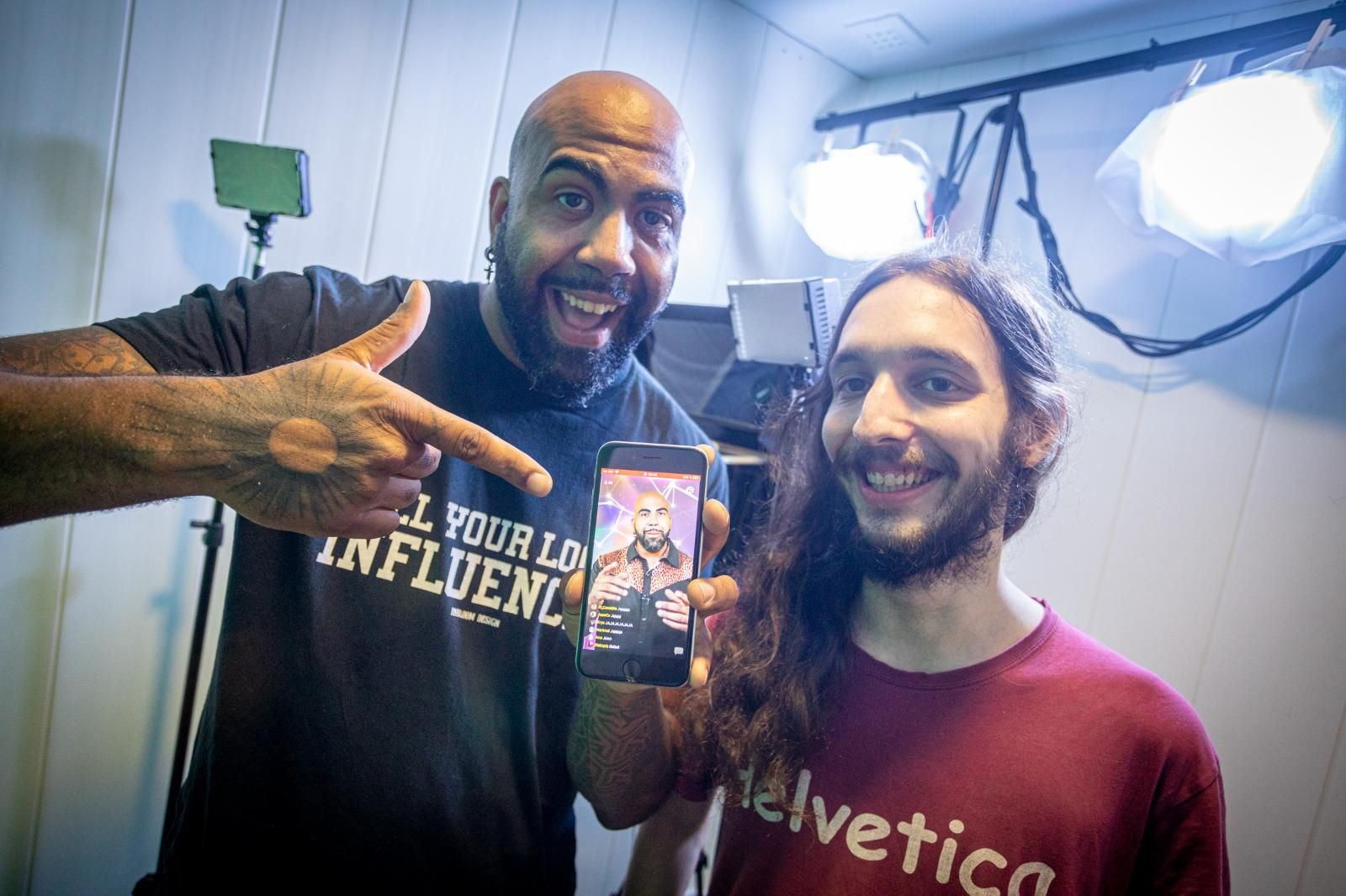 Mike Torrejón y Jesús Higueras, alias Gran PC, en el microplató de One2win, mostrando la aplicación.