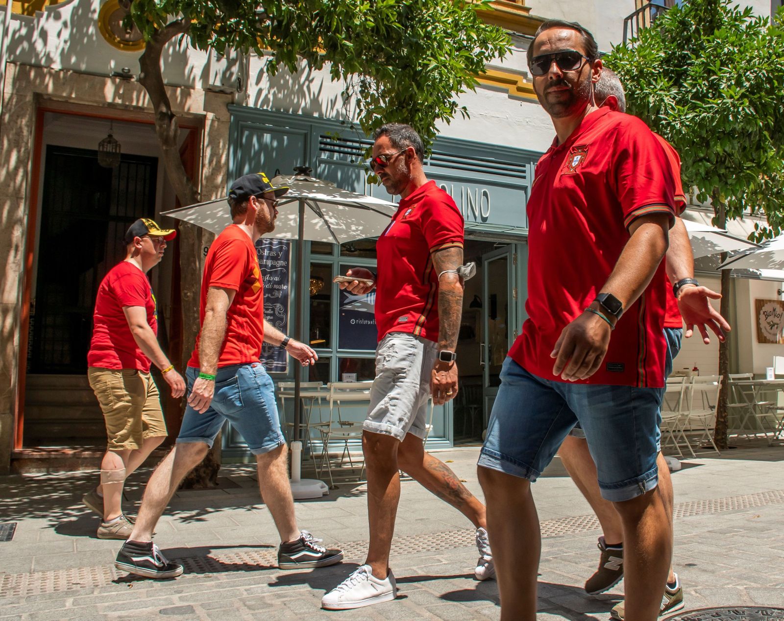 Imágenes de la convivencia entre belgas y portugueses por las calles de Sevilla.