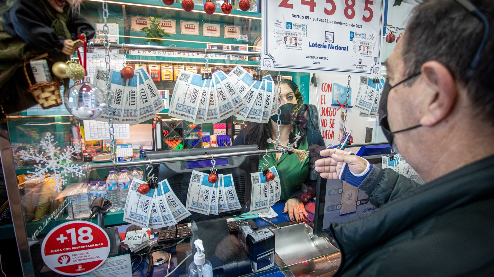 Sonia García, de La Bruja del Lucero, atiende a un cliente.