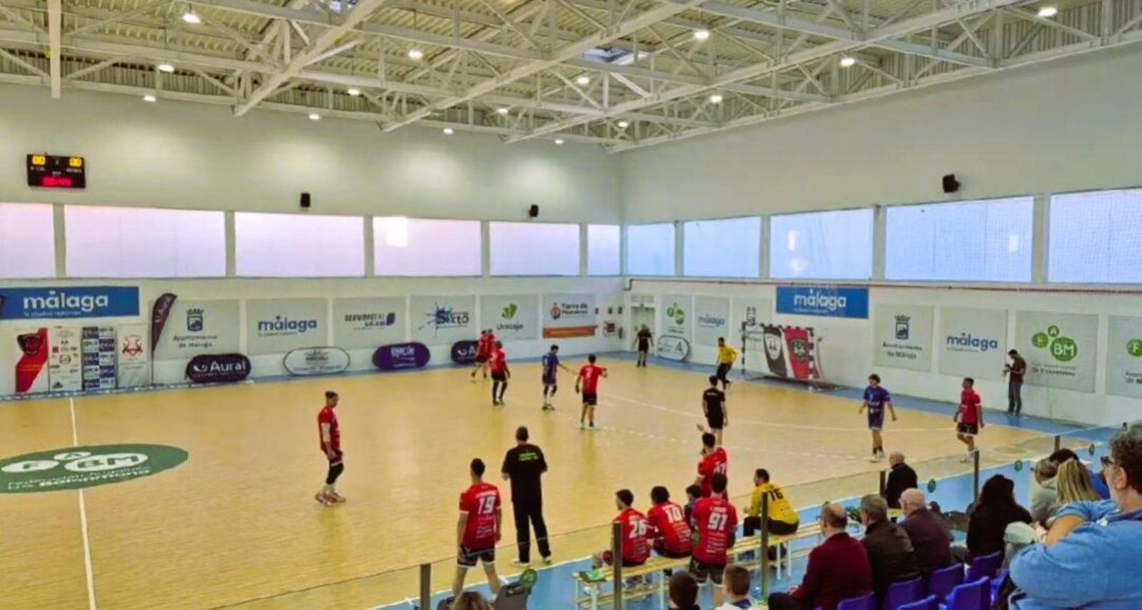 Una de las acciones del encuentro que el conjunto canterano-sureño disputó en tierras malagueñas este pasado fin de semana.