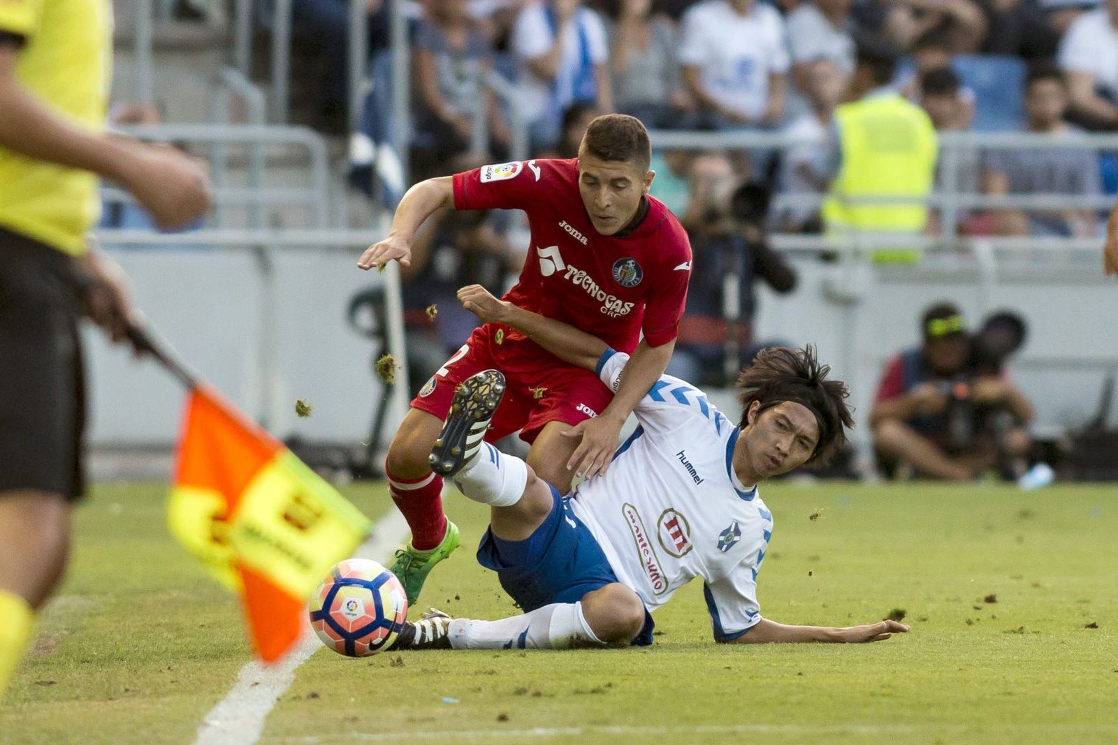 Portillo salva la entrada rival en el encuentro de ida.