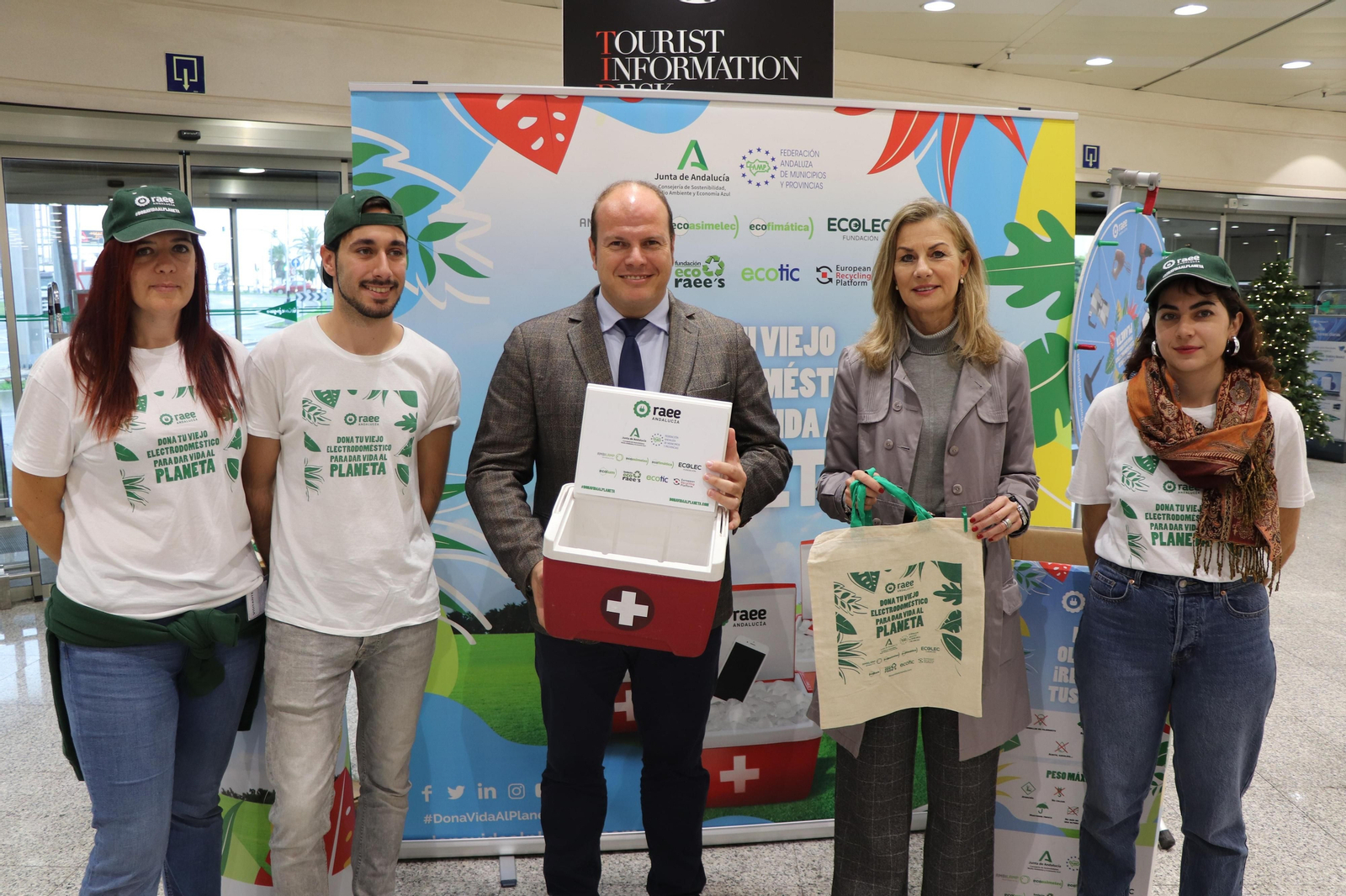 El delegado territorial de Sostenibilidad, Medio Ambiente y Economía Azul, Oscar Curtido, y la responsable de Comunicación y Relaciones Institucionales de El Corte Inglés, Isabel Mora Díaz.