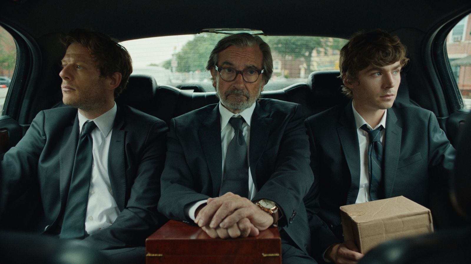 James Norton, Griffin Dunne y Miles Heizer en una imagen del filme.