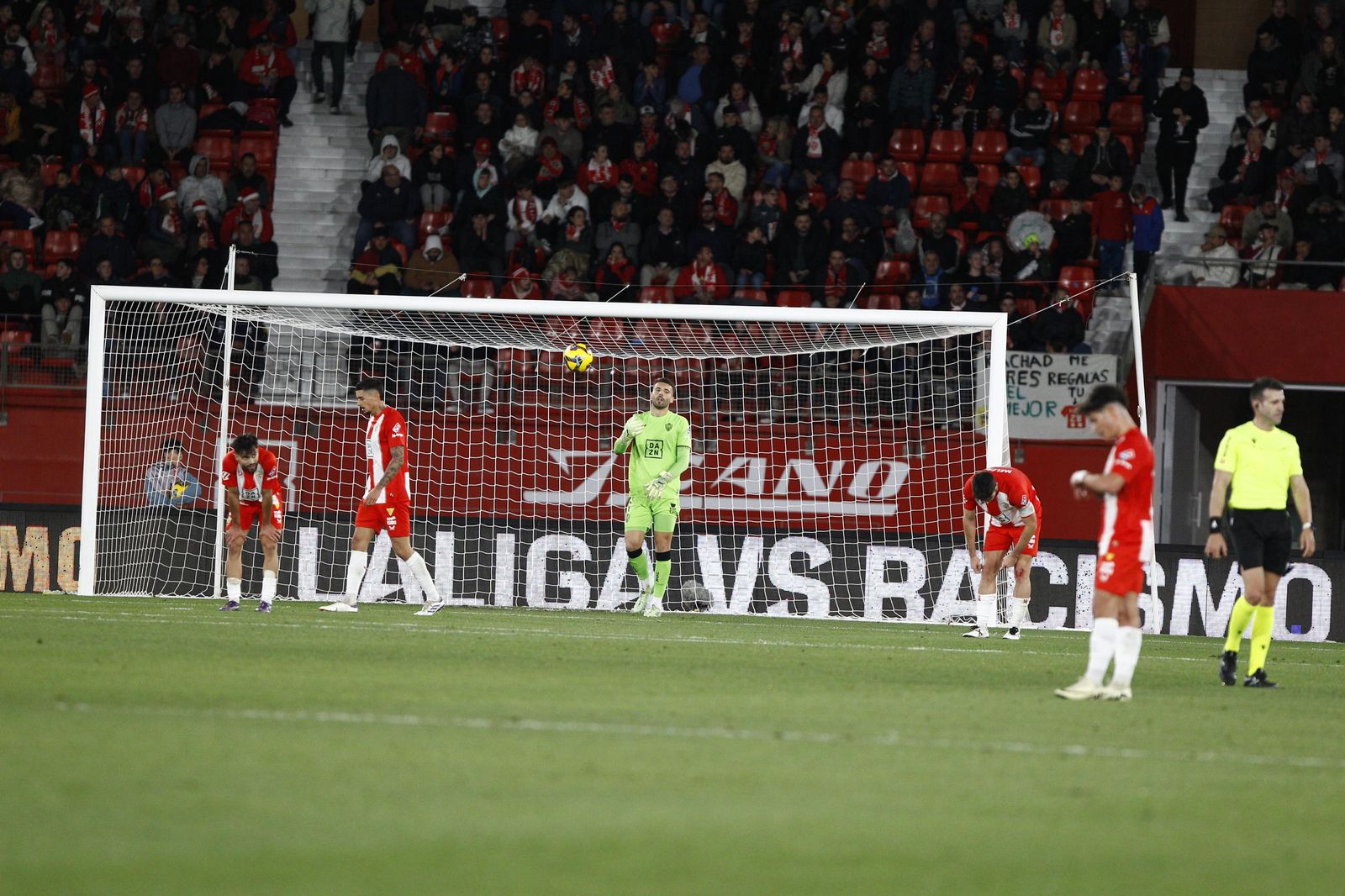 La U.D. Almería empata a uno contra el Cádiz y es campeón de invierno, en imágenes