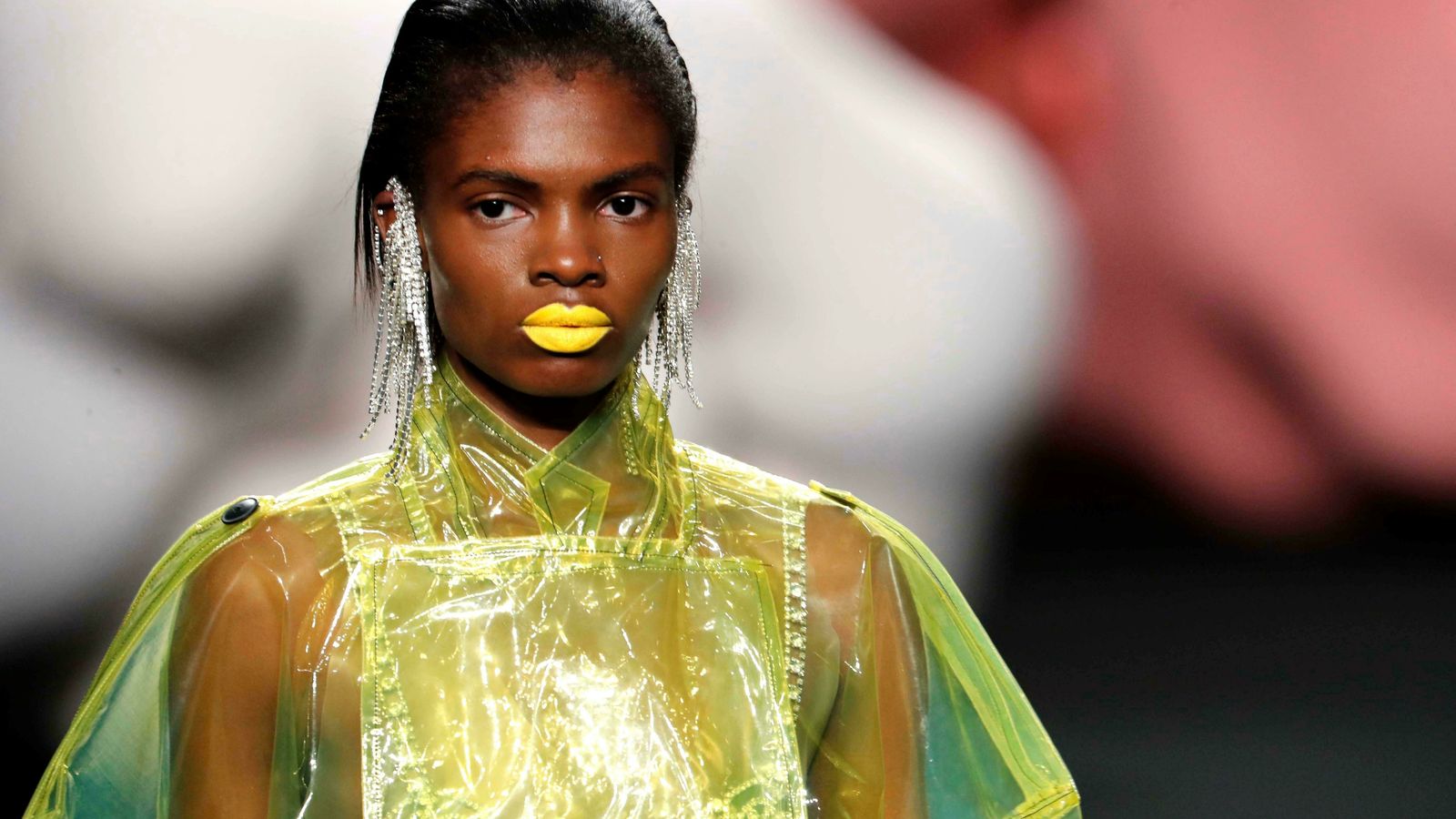 Vestido amarillo con transparencias de Ana Locking.