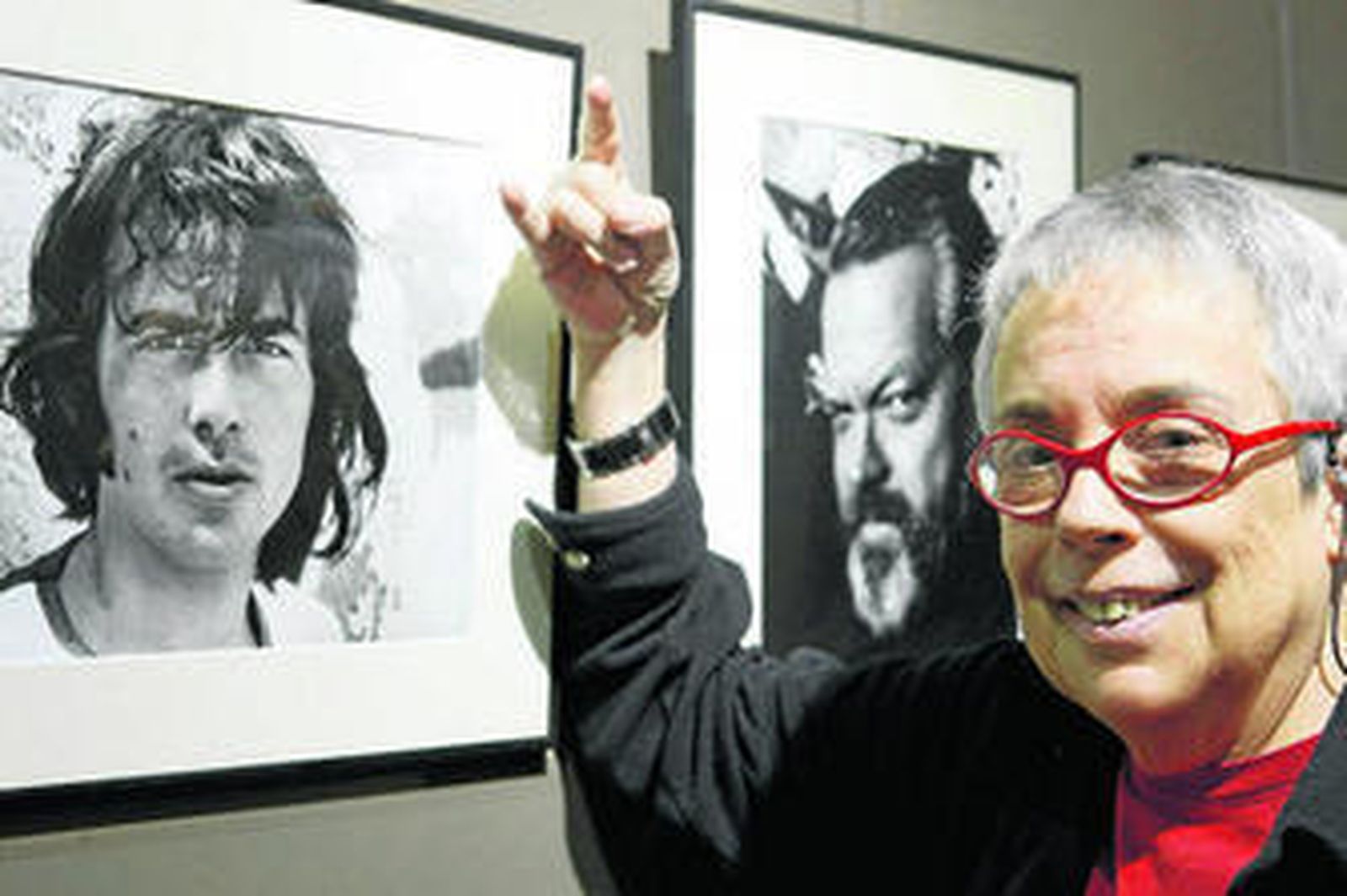 Isabel Steva Hernández, 'Colita' (Barcelona, 1940), con sus retratos de Serrat y Orson Welles.