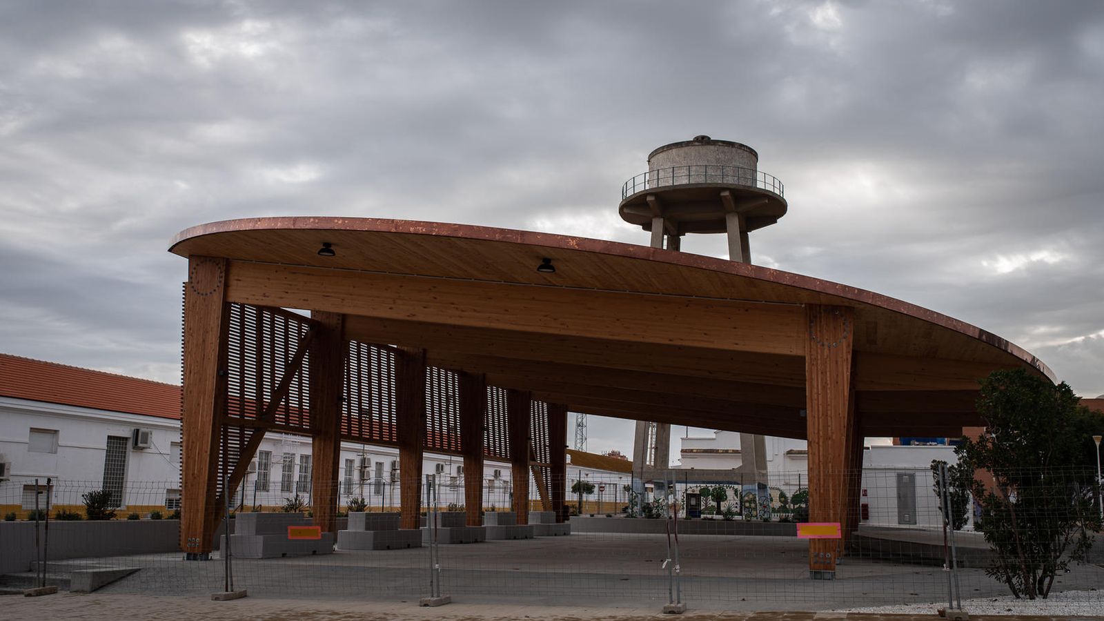 La estructura apergolada del Aula al aire libre desde el exterior.