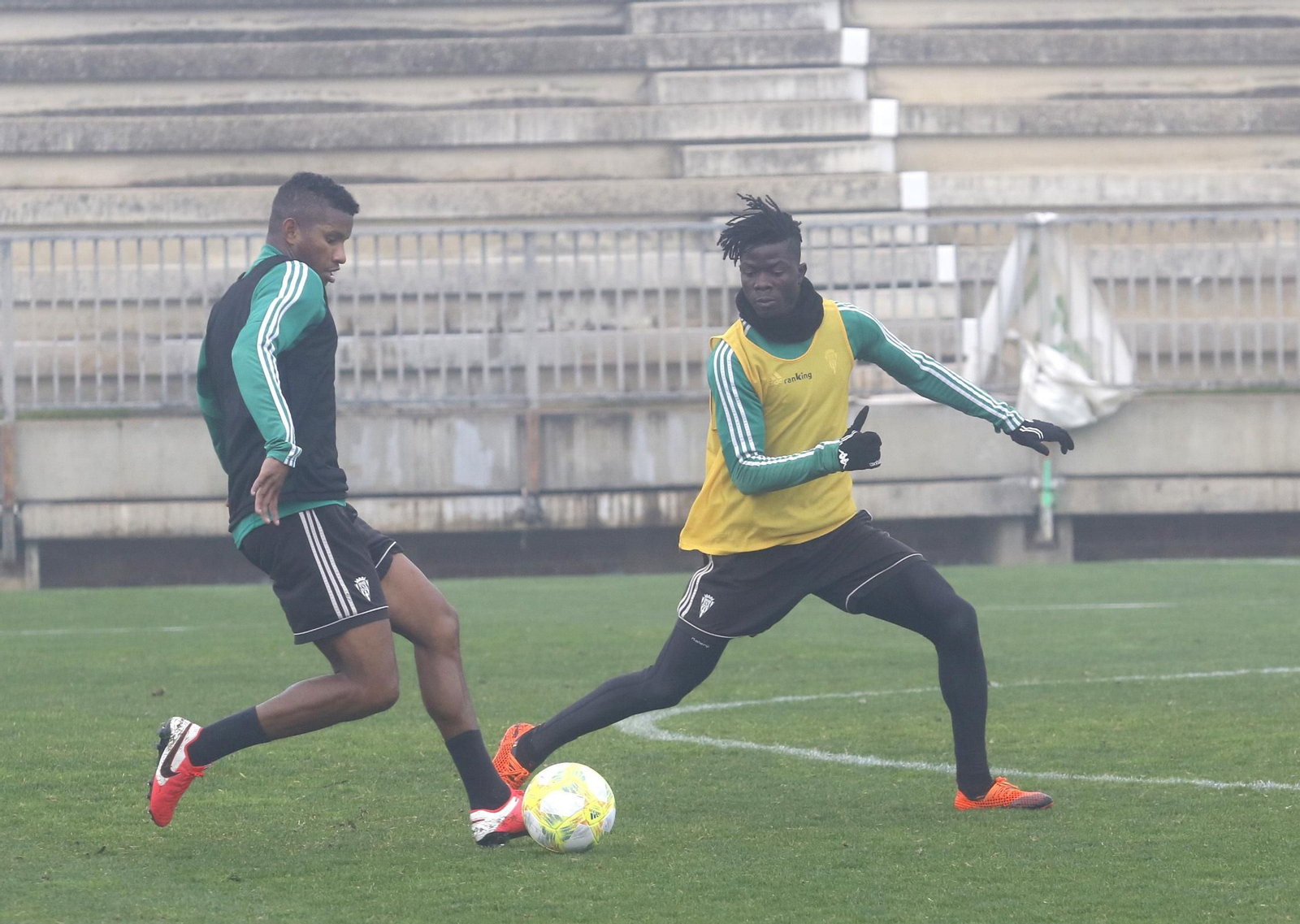 Djetei intenta cortar un pase de Fidel Escobar durante un entrenamiento en la Ciudad Deportiva.