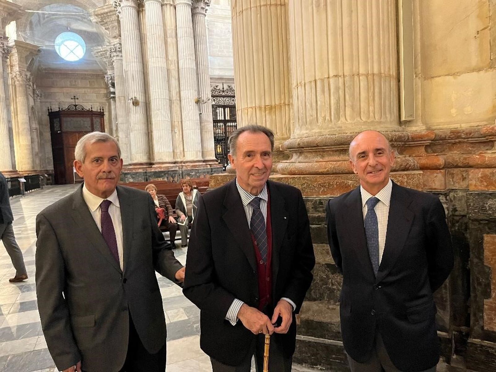 Antonio Rendón con el secretario de la Asociación Católica de Propagandistas, Rodrigo Sánchez Ger, en la Catedral de Cádiz.