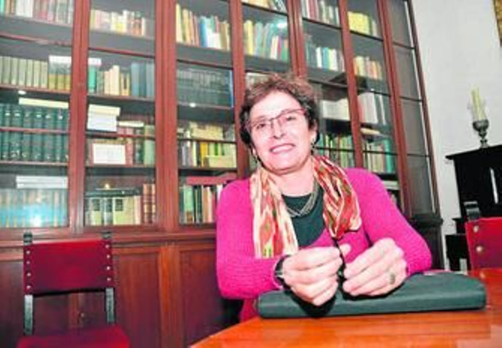 Ana Melero posa, ayer, tras la conferencia, en la Academia San Dionisio.