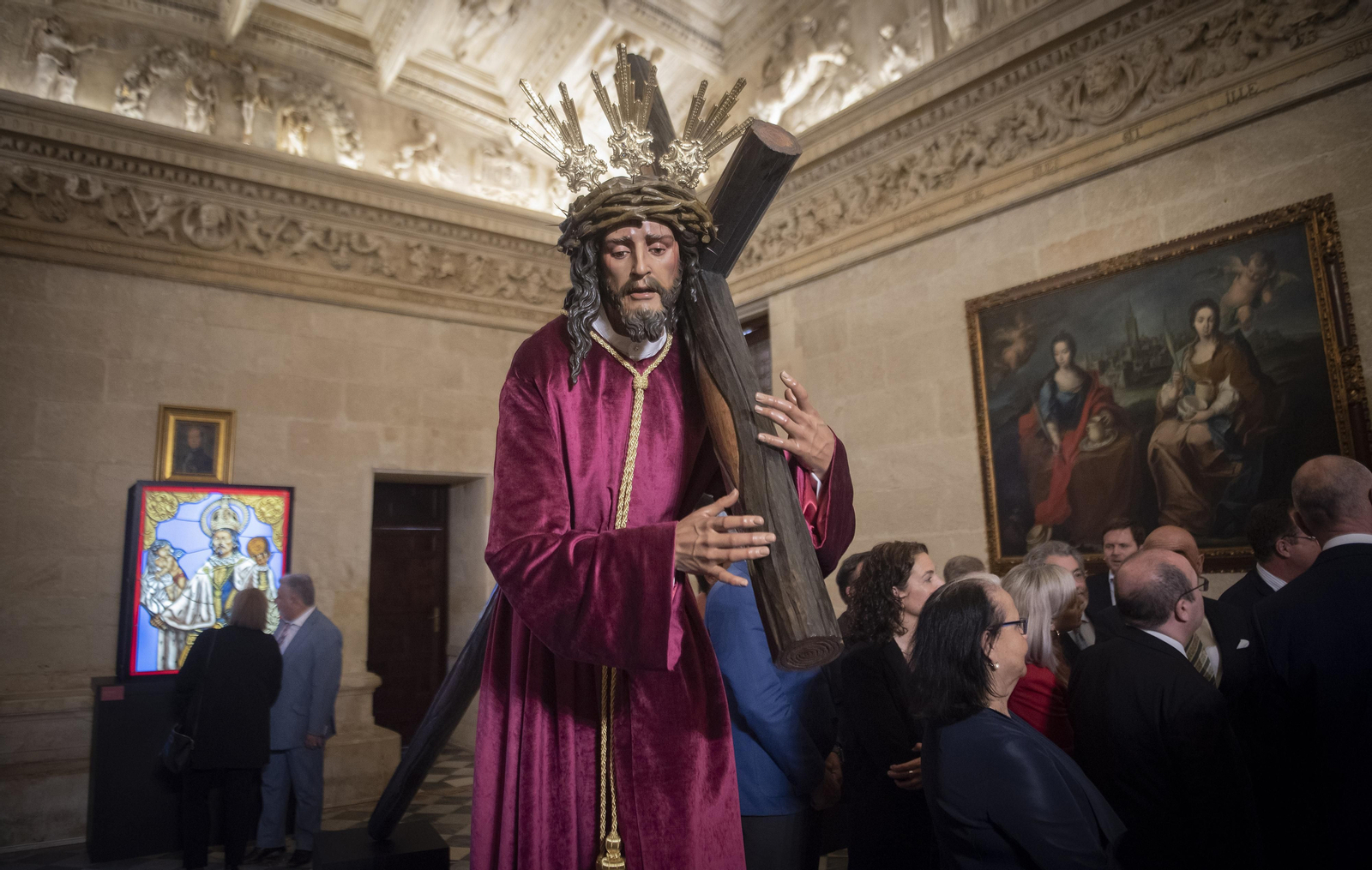 El ministro Iceta y el alcalde inauguran las exposiciones en el ayuntamiento para Semana Santa