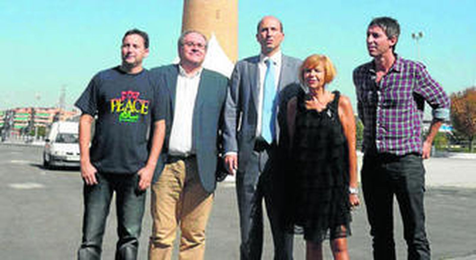 Los organizadores posan junto al recinto de Fermasa, ayer.