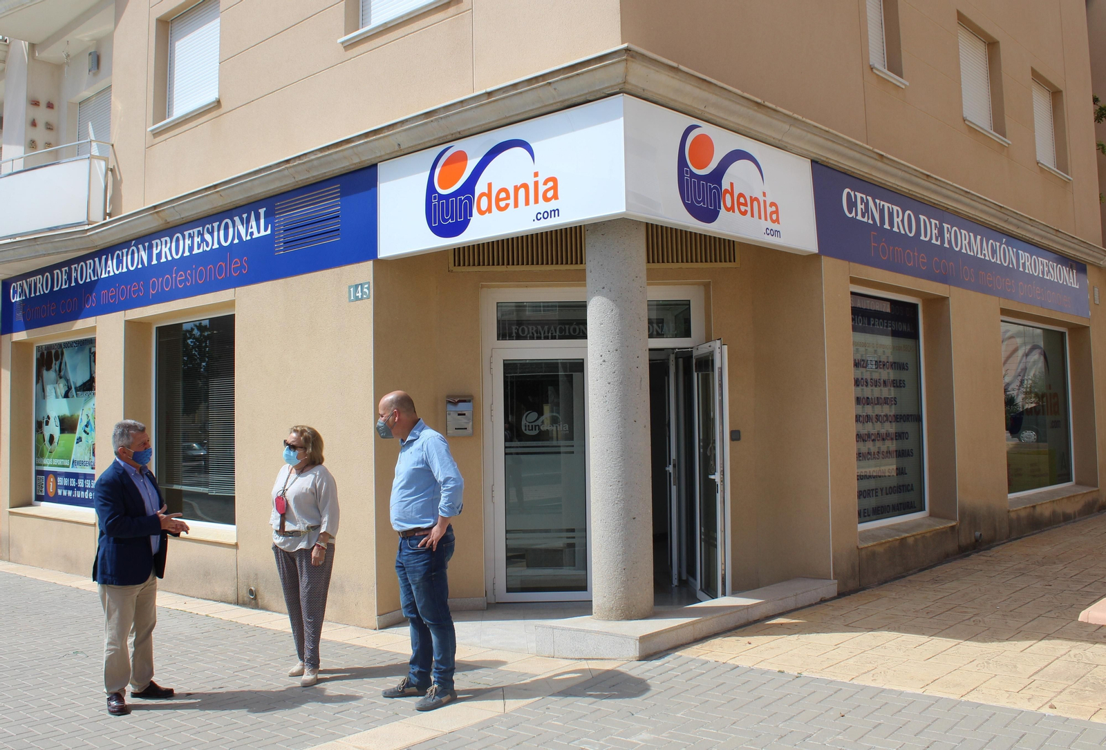 El alcalde rubricó la firma con el apoderado del centro.