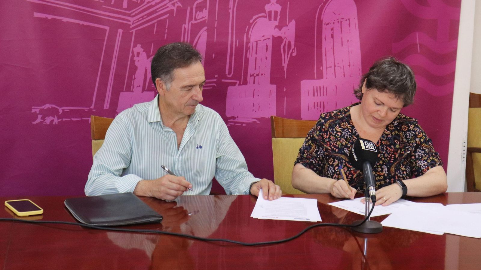 José Luis Ferrer y Virginia Mena en la firma del protocolo José Luis Ferrer y Virginia Mena en la firma del protocolo