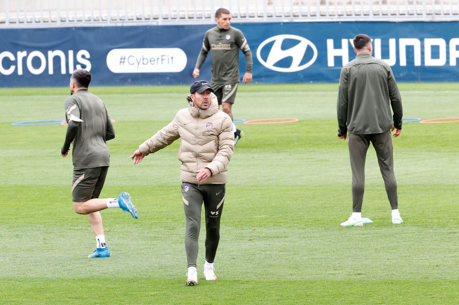 Diego Simeone, en el entrenamiento de hoy del Atlético.