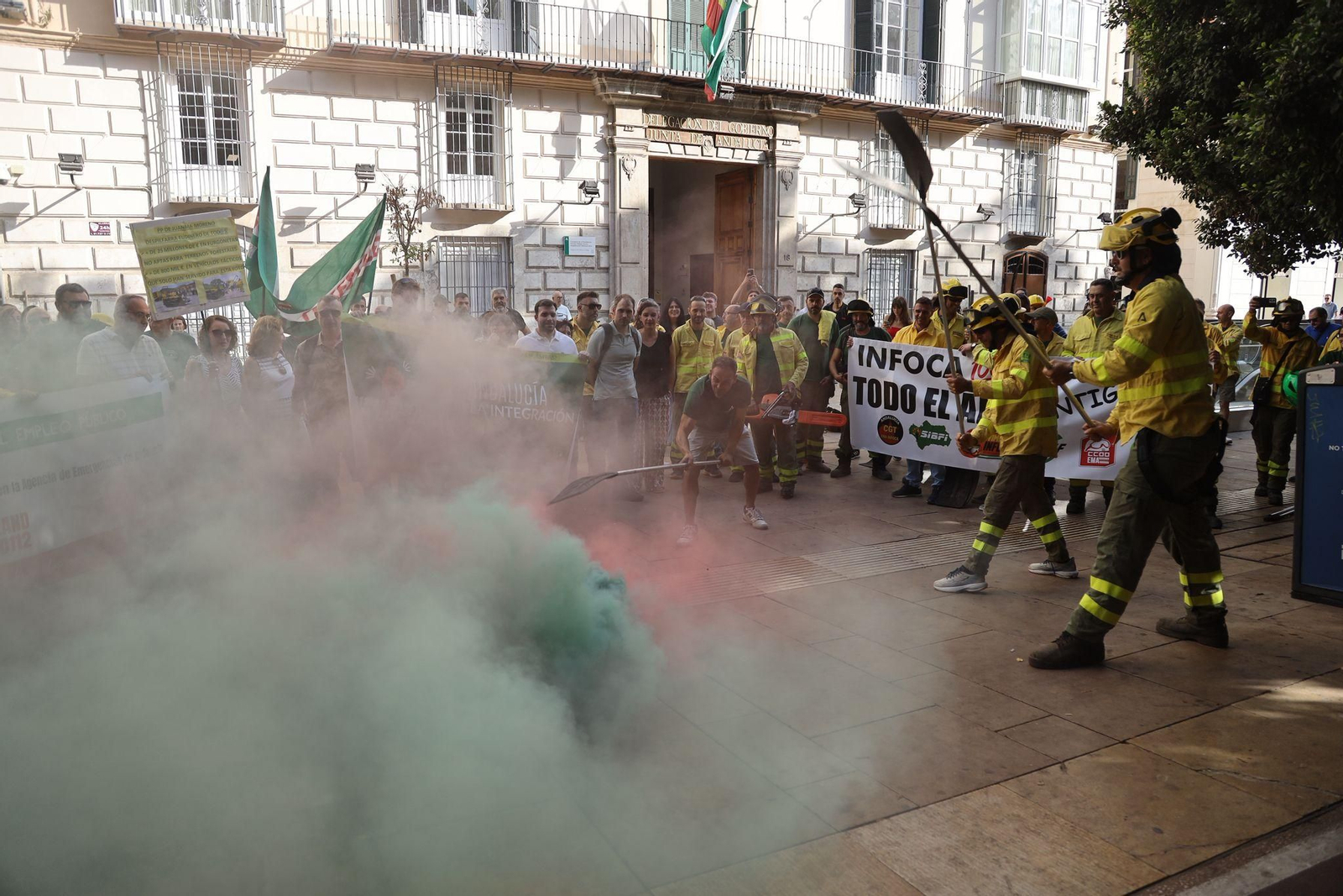 La protesta de los bomberos forestales del Infoca en Málaga, en imágenes