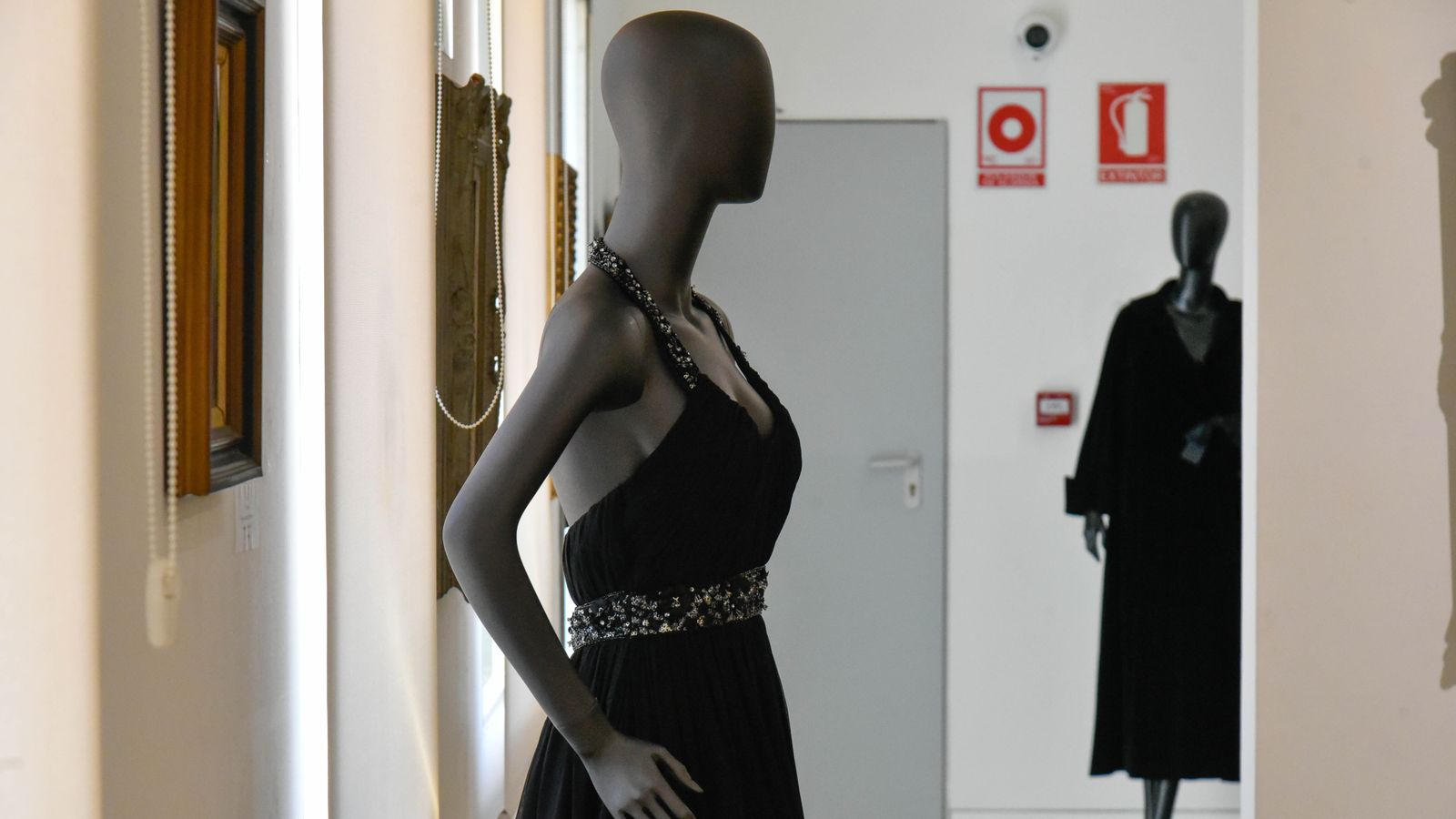 Exposición ' Vísteme: de la Alta Costura al Arte, 90 años de historia de la moda' en el Museo Cruz Herrera