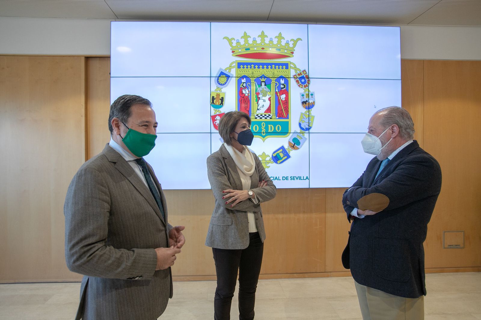 El presidente de la Diputación con la directora provincial de la Tesorería de la Seguridad Social y el delegado del Gobierno de la Junta en Sevilla, este miércoles, antes de la firma.