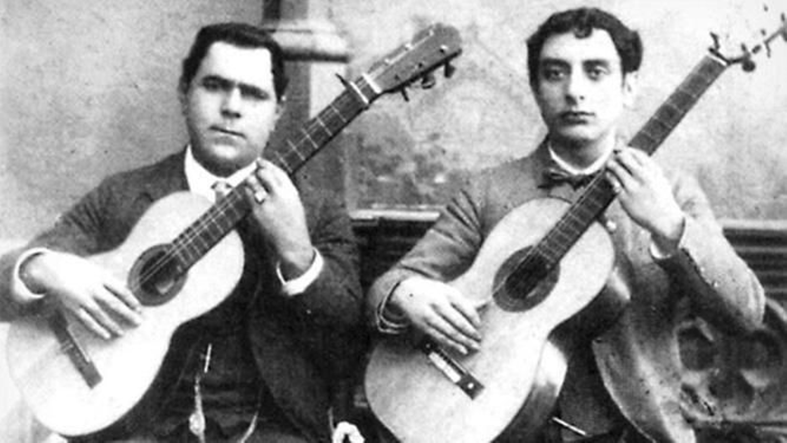 Juan Breva junto al también cantaor ‘Paco el de Lucena’, guitarras en mano, preparados para un recital.