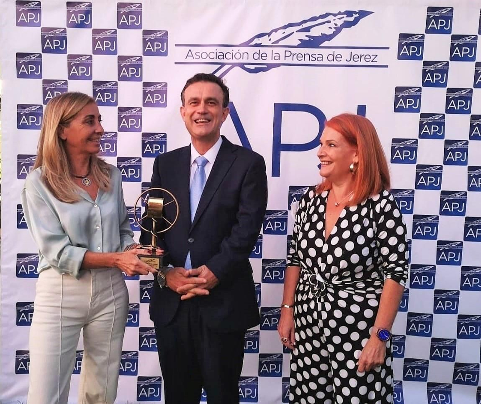 Roxana Sáez, Francisco Méndez y Encarnación, viuda de Juan Andrés García, en la entrega del premio.