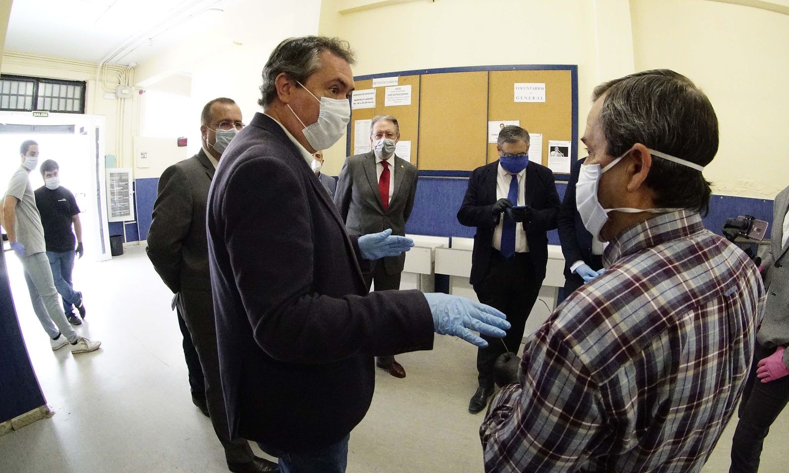 Coronavirus en Sevilla: Visita al economato social de las hermandades en el casco antiguo