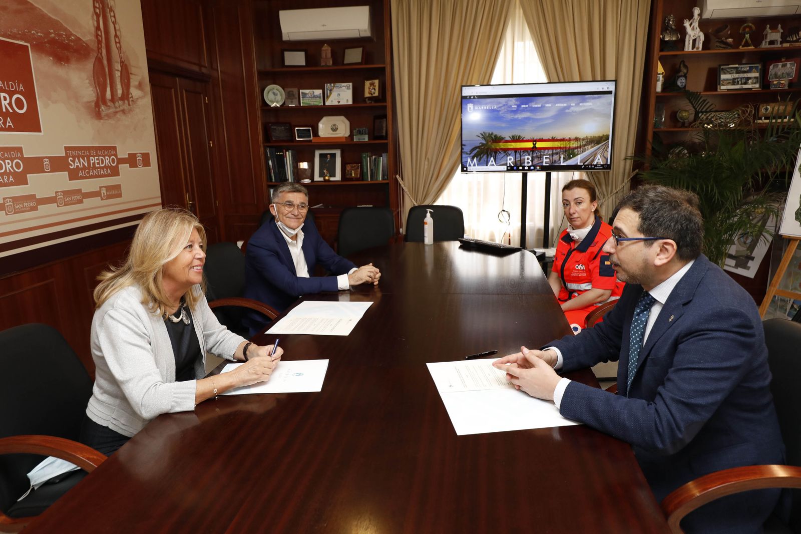 Reunión mantenida entre la alcaldesa, Ángeles Muñoz (1ª izq.) y José Luis Pastrana (1º der.).