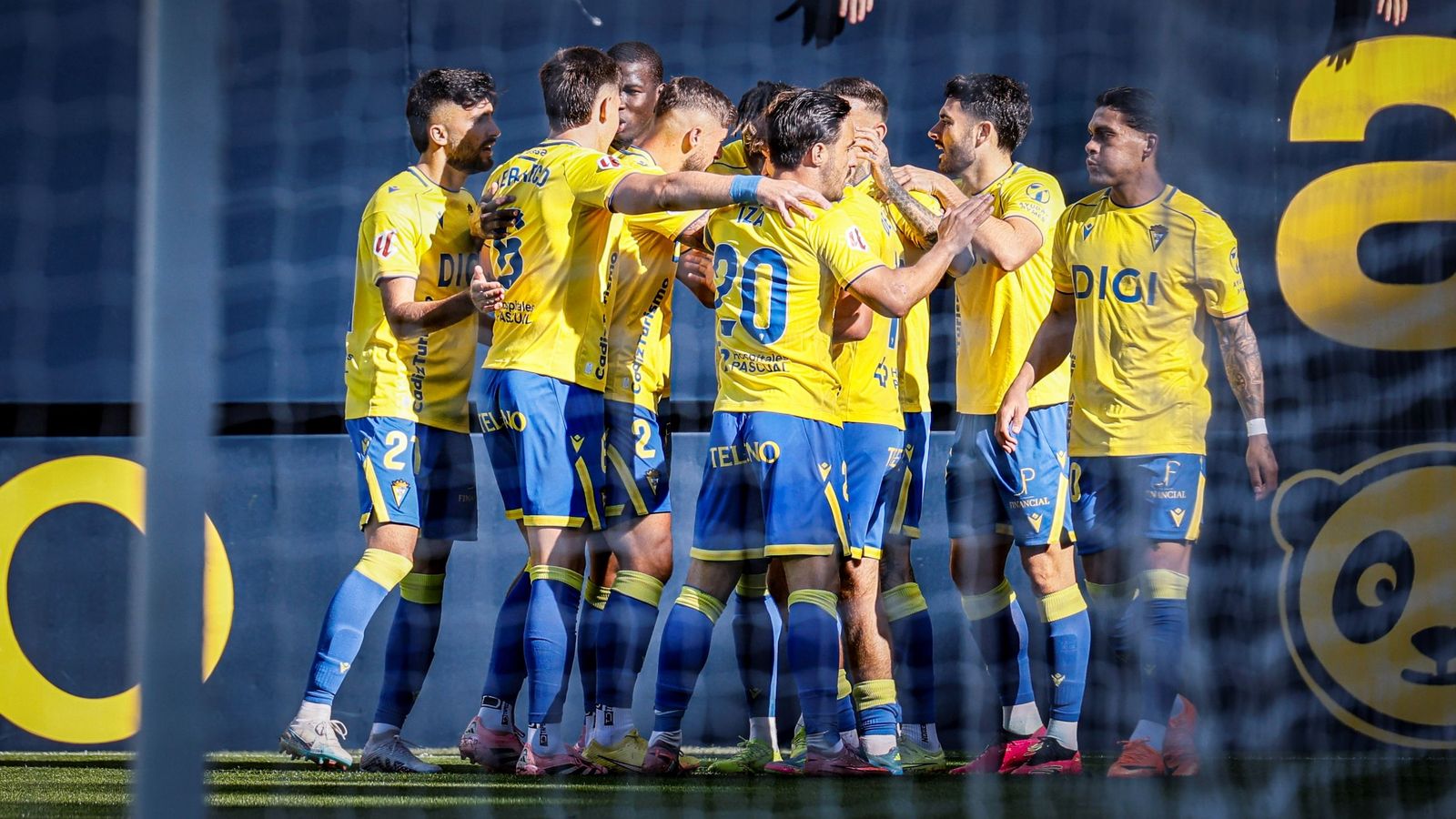 Jugadores del Cádiz celebran un gol.
