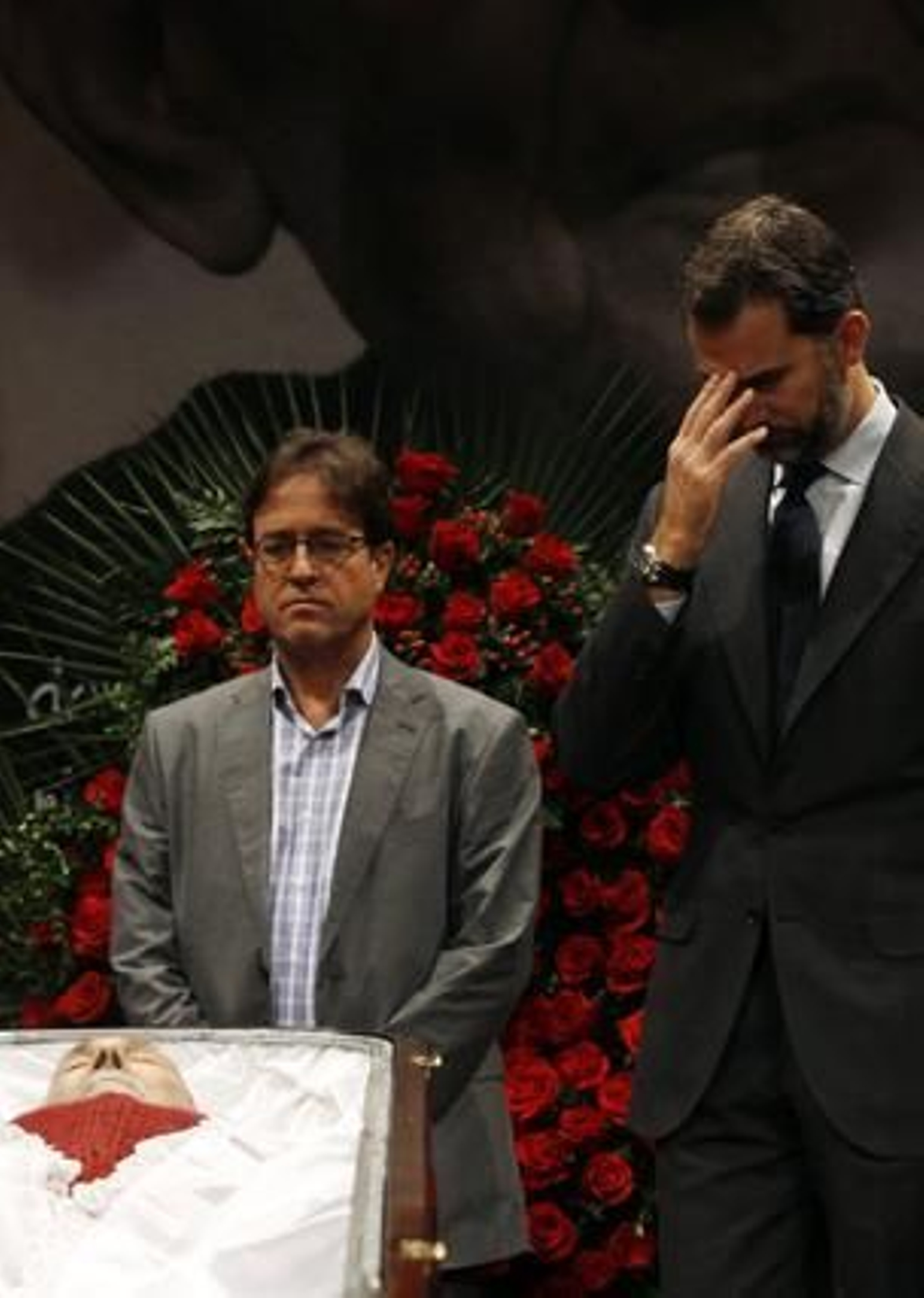 El Príncipe Felipe en la capilla ardiente del líder sindical. 

Foto: EFE
