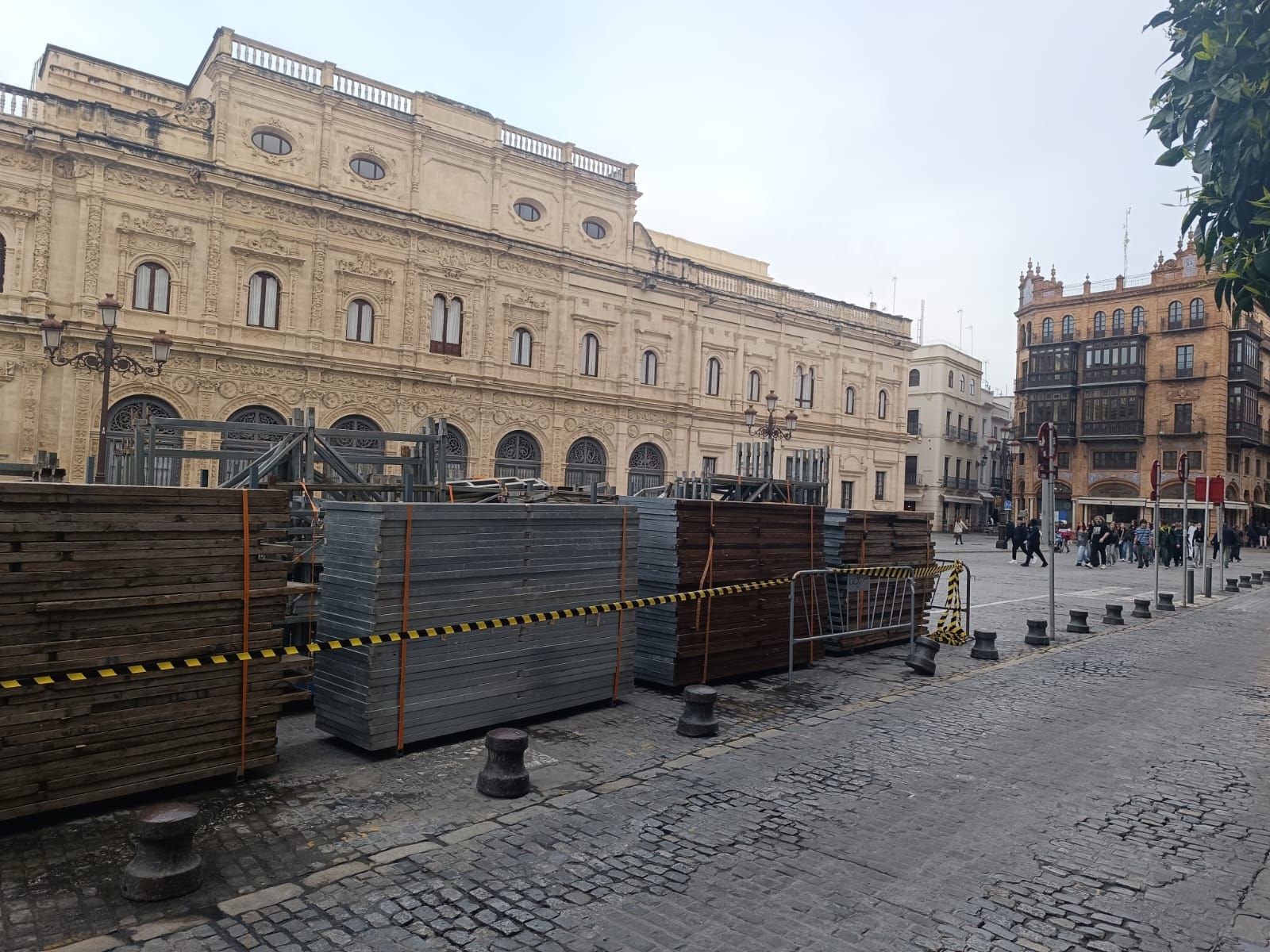 Las primeras estructuras de los palcos de la carrera oficial llegan a la Plaza de San Francisco.
