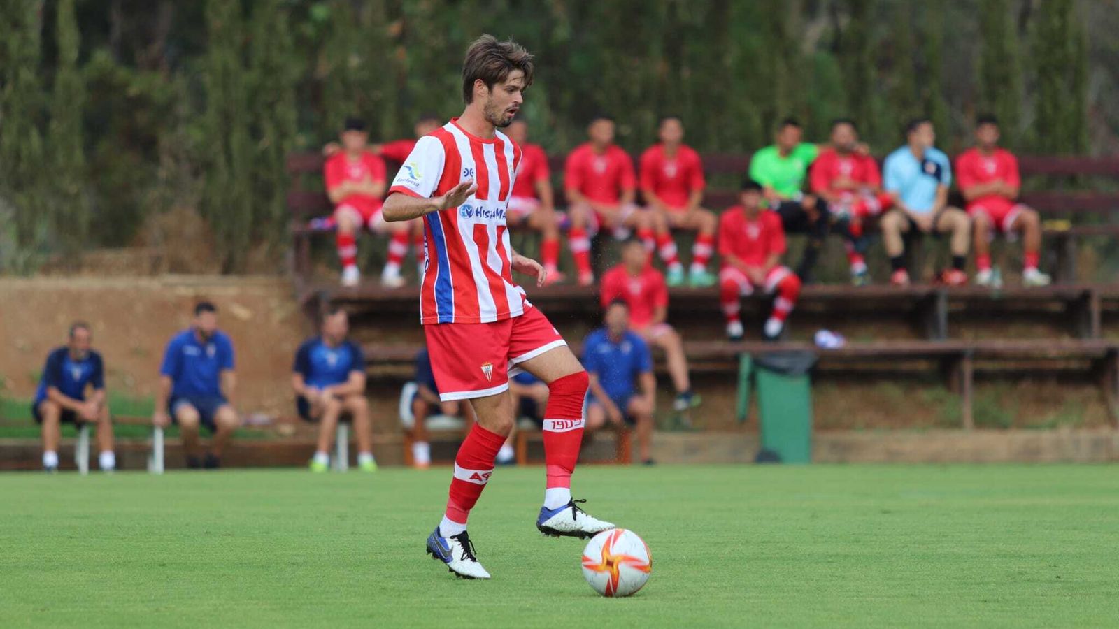 Duarte controla un balón en el campo Dama de La Noche.