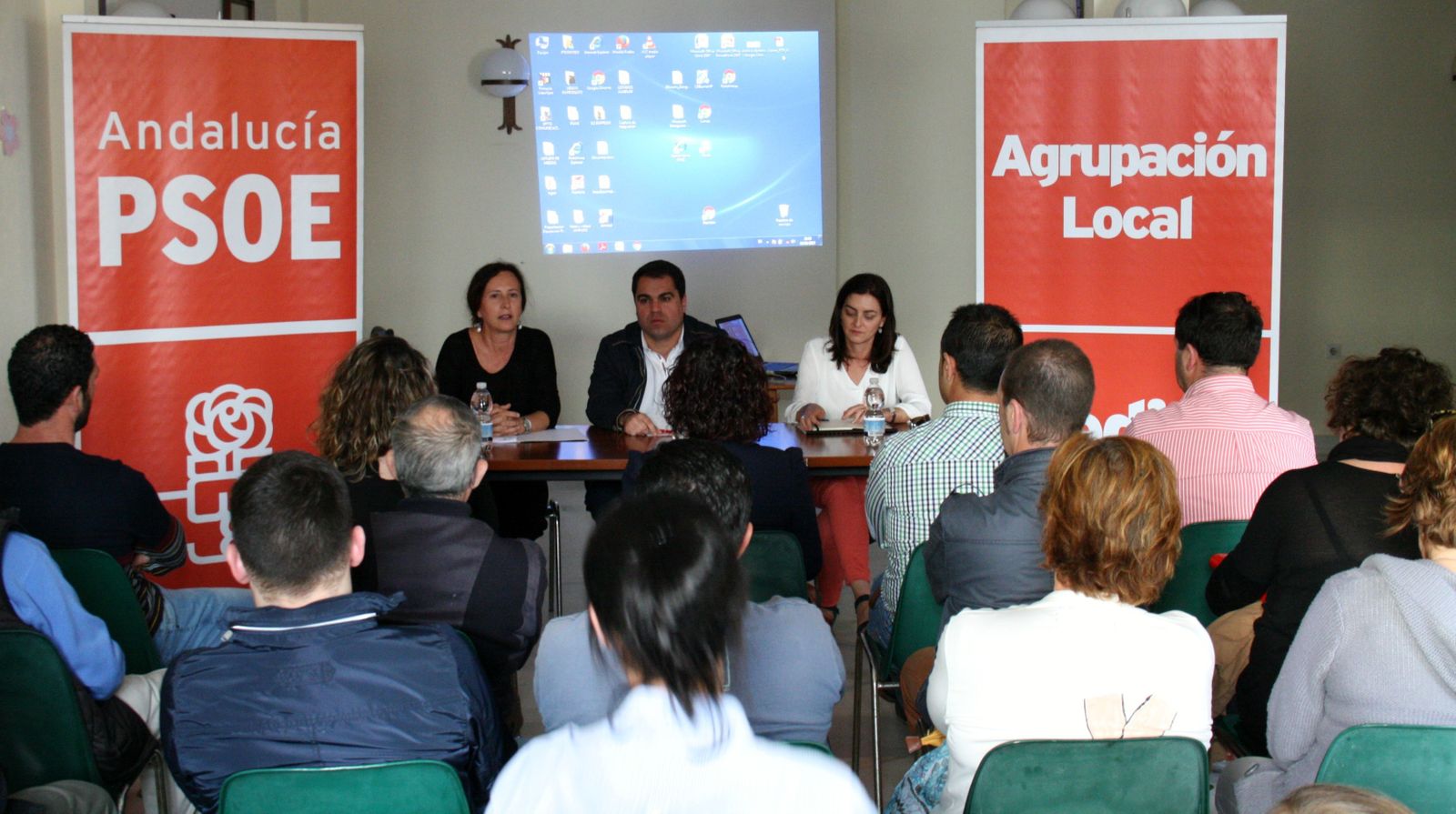 El portavoz del Grupo Municipal Socialista, Juan María Cornejo, presidió el encuentro con los empresarios.