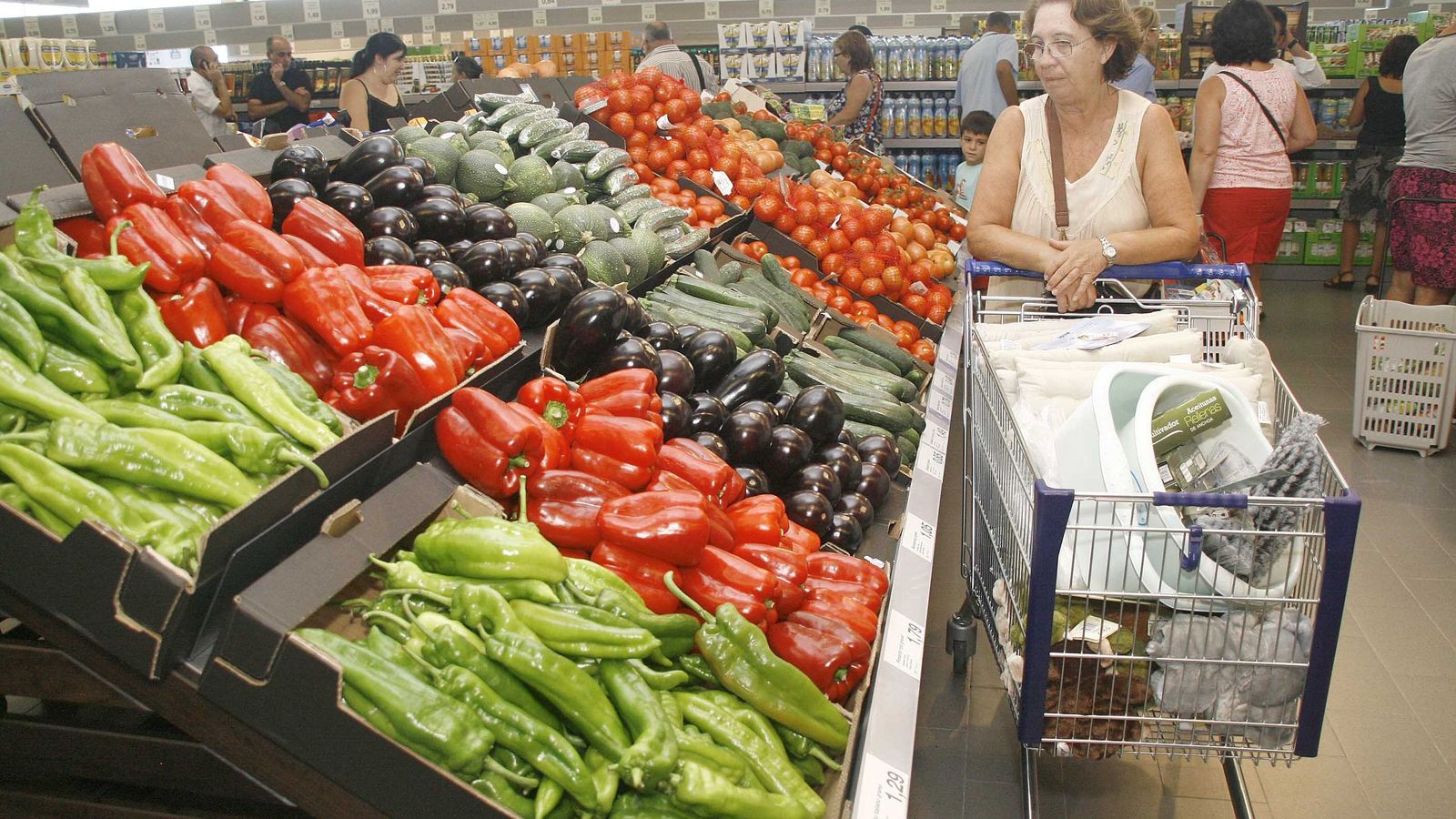 Expositores de frutas y verduras en un supermercado.