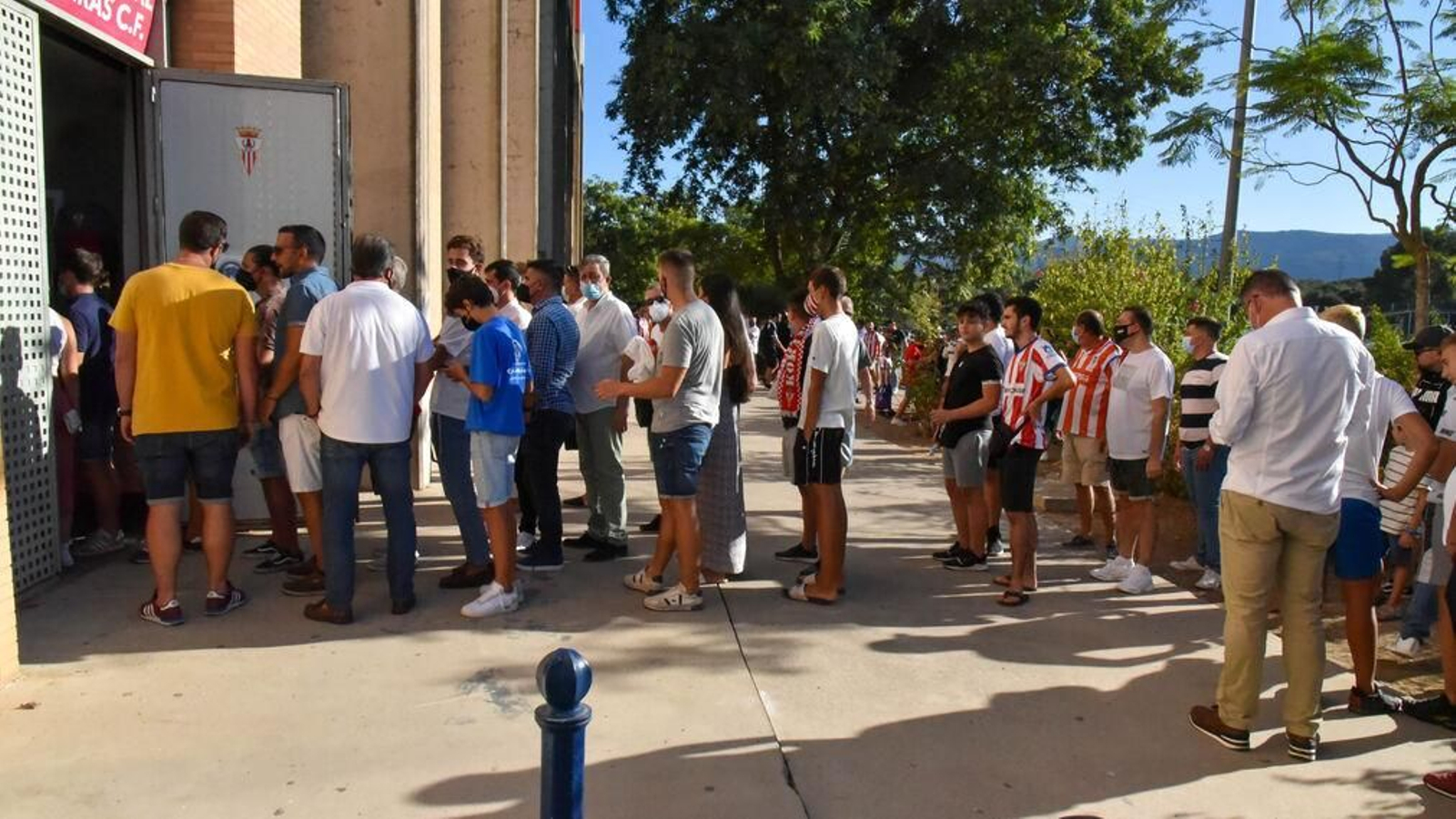 Aficionados del Algeciras hacen cola en el Nuevo Mirador.
