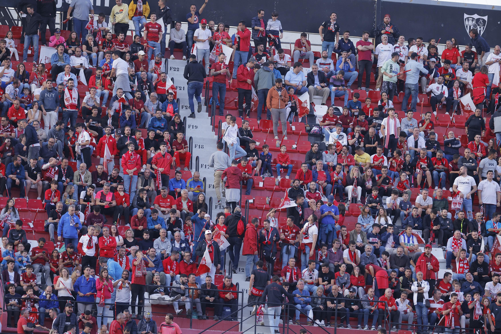 Búscate en las fotos del Sevilla-Betis