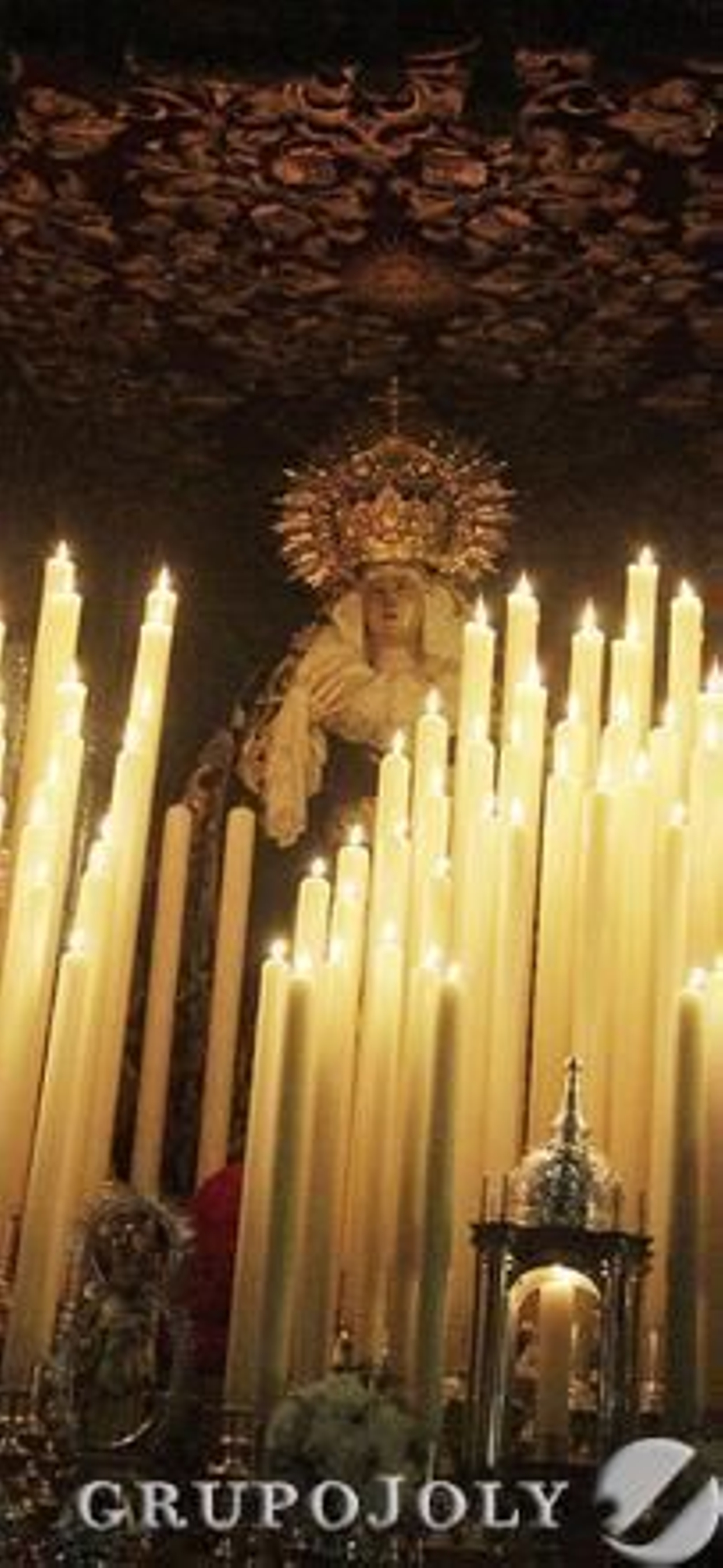 La Virgen de los Dolores con la cendelería encendida.

Foto: Victoria Hidalgo