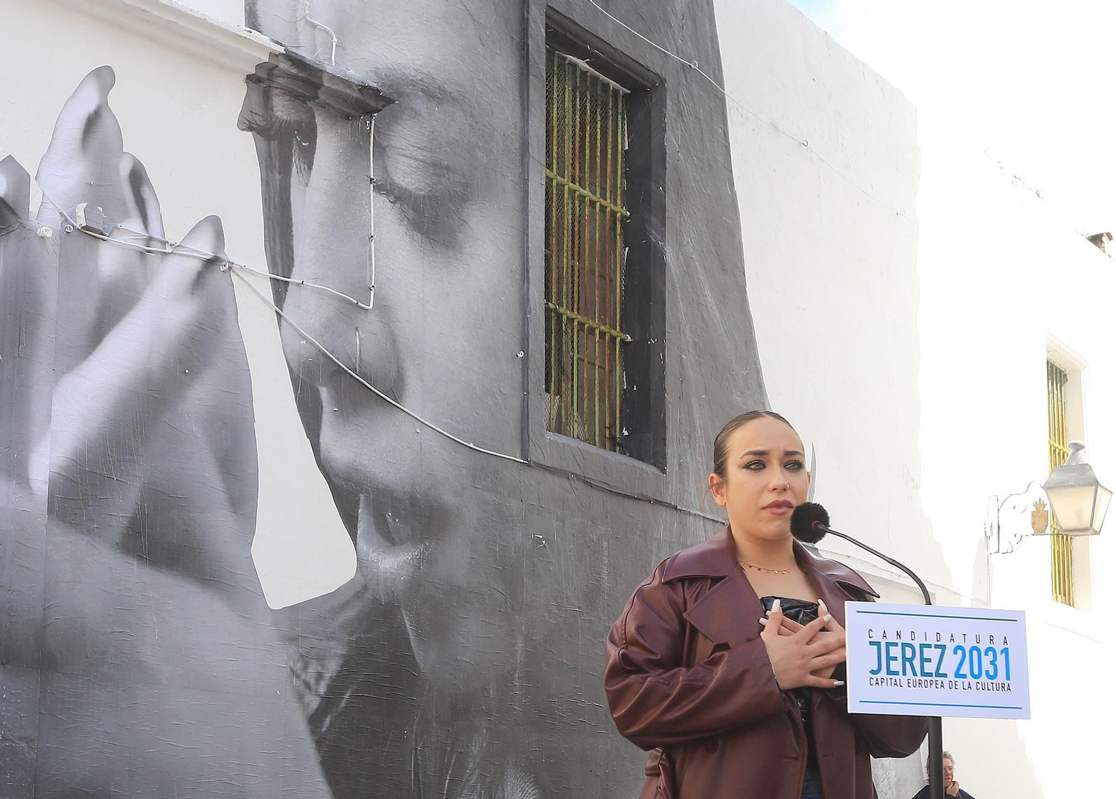 María Terremoto, ante el fotomural realizado por el fotoperiodista Juan Carlos Toro en Jerez.