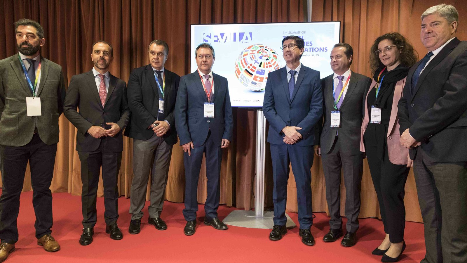 El alcalde Juan Espadas entre el vicepresidente de la Junta, Juan Marín, y el presidente de CEAV, Rafael Gallego Nadal, entre otros asistentes.