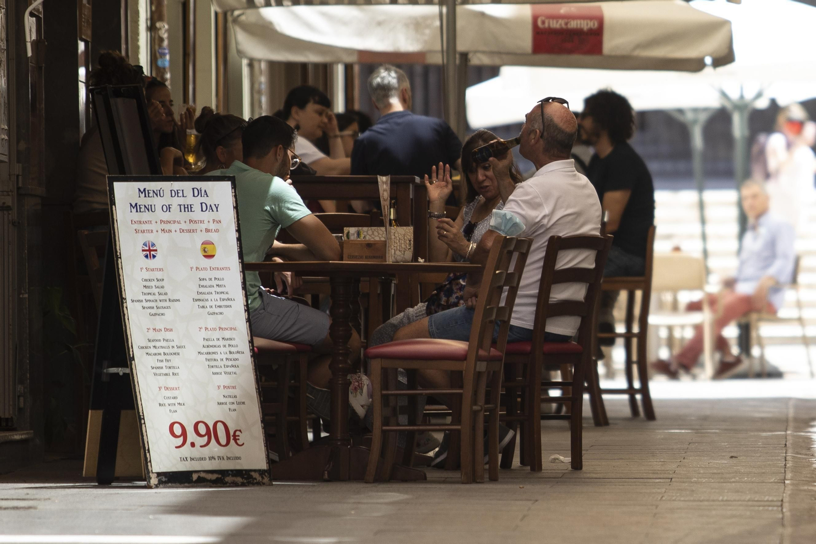 Imagen de archivo de varias personas en una terraza de Granada