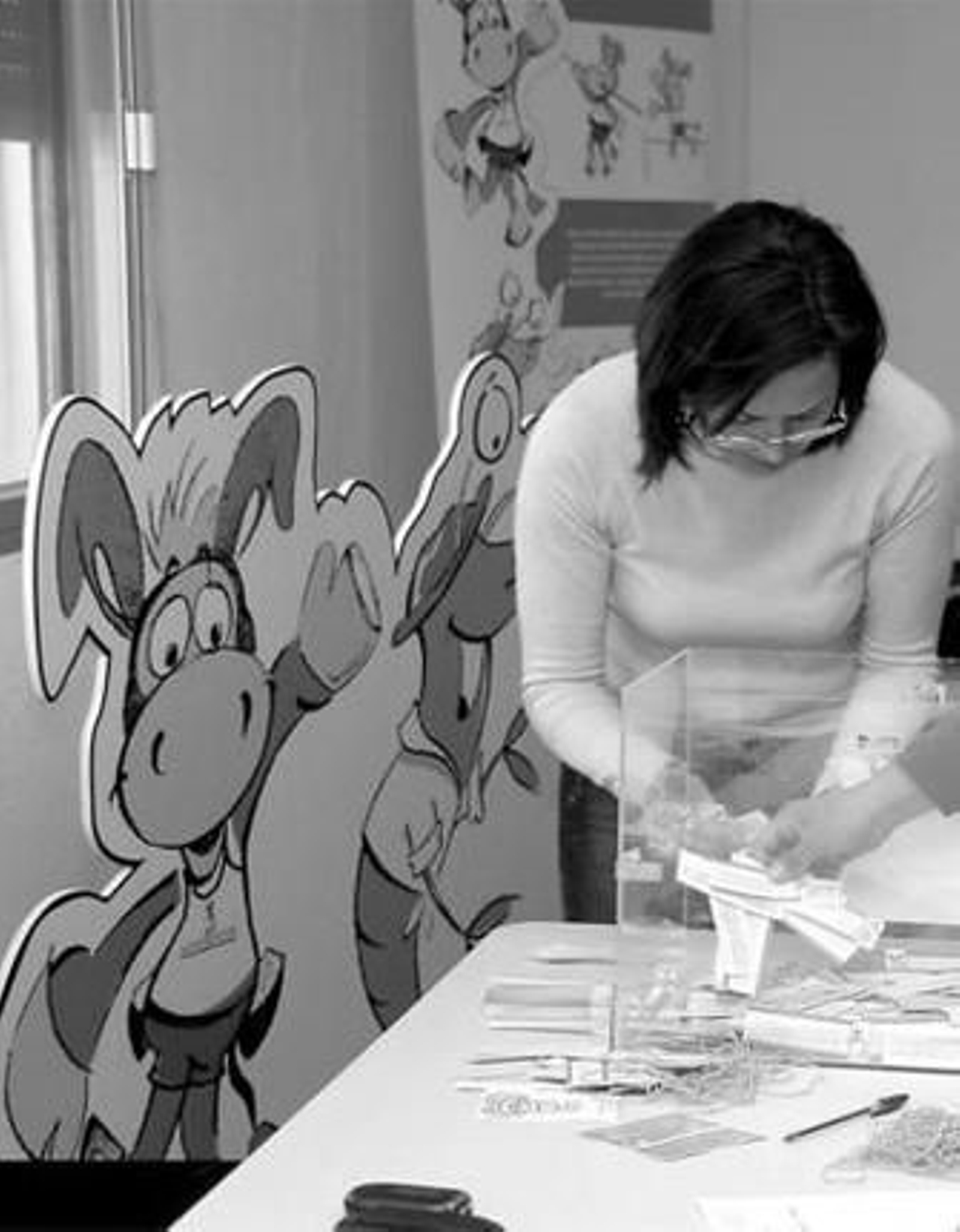 Una técnico recuenta los votos y a su lado, la opción ganadora.