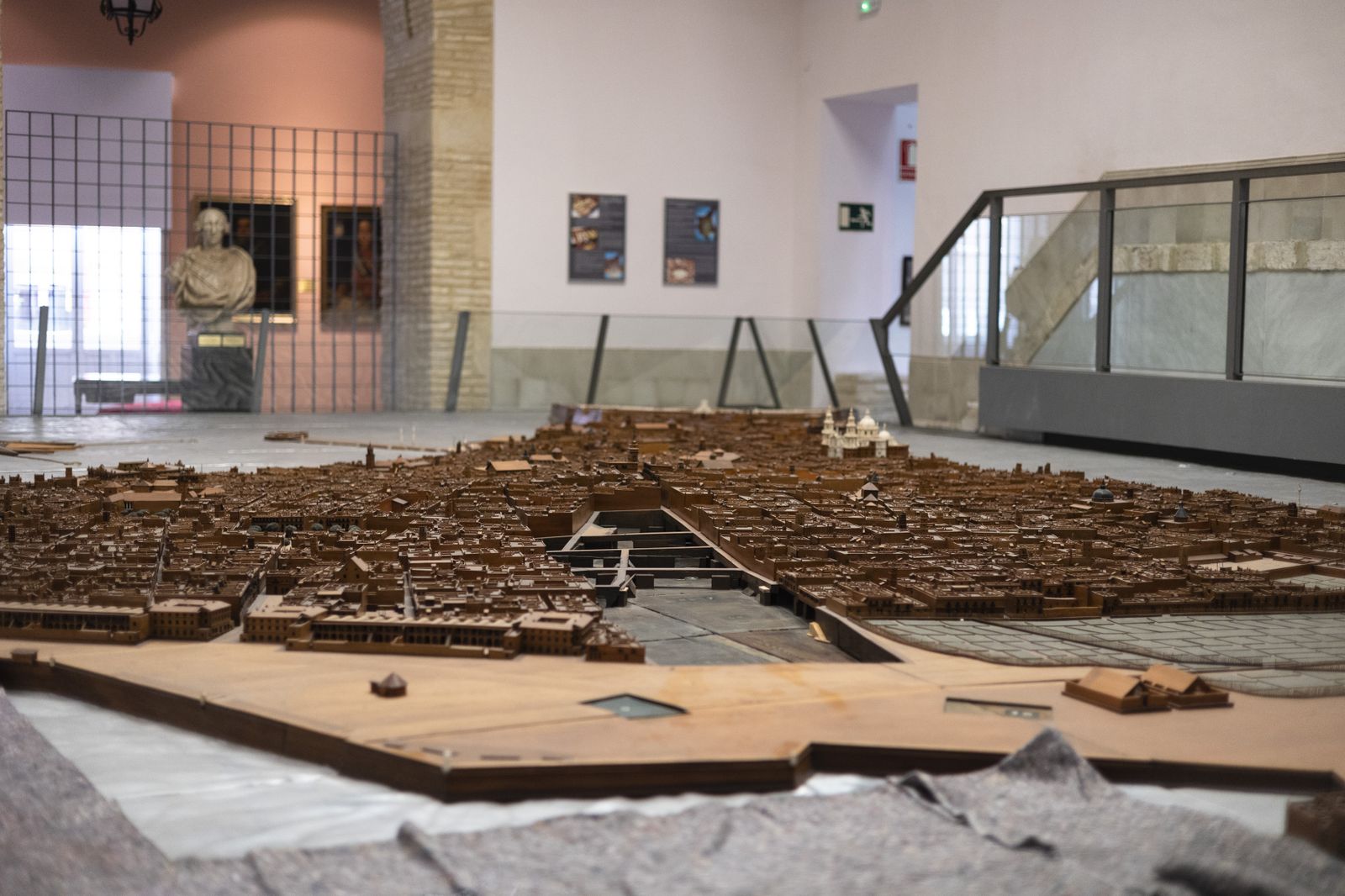 Imágenes del inicio de los trabajos de conservación y limpieza de la maqueta de Cádiz.