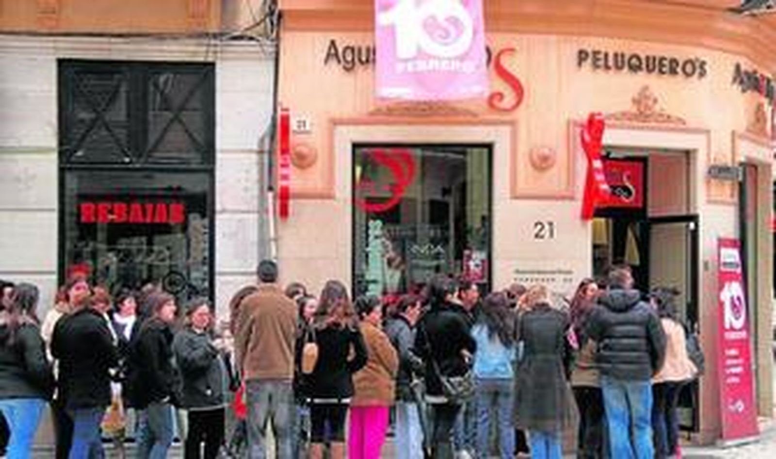 Colas ayer en Agustín & Hijos Peluqueros de la calle Granada, que cortó el pelo de manera gratuita a desempleados.