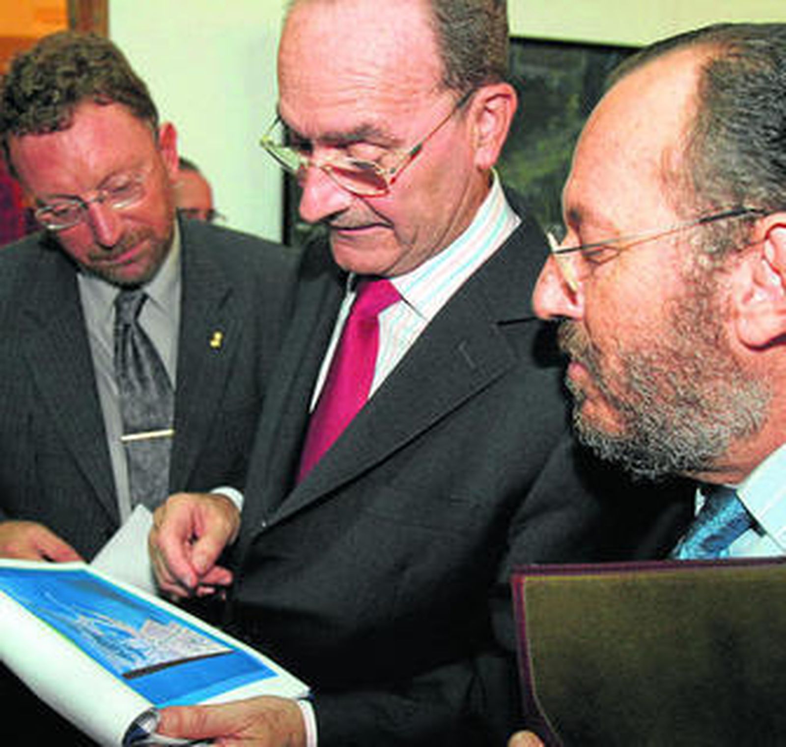 LInde y De la Torre observan un plano del puerto, en presencia del ex gerente de Urbanismo Andrés Gutiérrez.